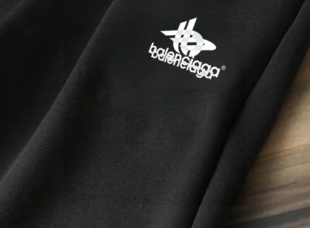 🅿️400 Direct Order [BALENCIAGA] (Fat Man’s Gospel) Hot-selling suit is coming. Focus on the original version of the official website. 2025 new hot-selling cardigan sweater suit. The original order is the best. 🇭🇰The meticulous work of top designers. It is a fitting and perfect upper body effect. 100% natural high-quality Roman cotton, close-fitting comfort, noble and elegant! Original hardware embodies elegance and nobility! Counter size: M-5XL (maximum wear up to 220 pounds)