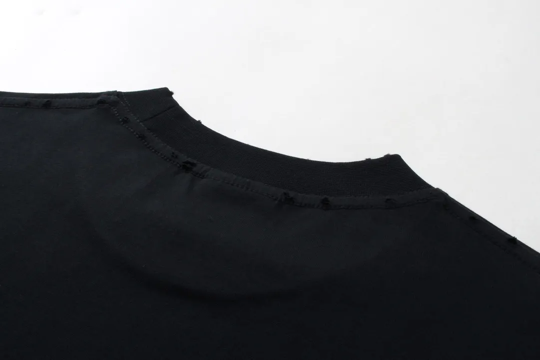 🅿️186 real photos [Top version. Official website quality] BALENCI*GA/Paris. SS24 latest model, front LOGO art destroyed and cracked printed short-sleeved T-shirt. Ready-made clothes washed and worn. Brick cabinet synchronization. Genuine product developed at the first time, happy to print and compare! The fabric is made of Paris ZP custom-woven and dyed cotton double yarn. Weighing 260 grams, the cloth surface is clean. The cloth pattern is clear, soft and comfortable. The threads are dyed with no color difference. The printing uses environmentally friendly imported materials. The letters are clear and the effect is three-dimensional. The version adopts OS loose shoulder design. Same style for men and women. Code: BL223396 Color: black blue Size: XS S M L