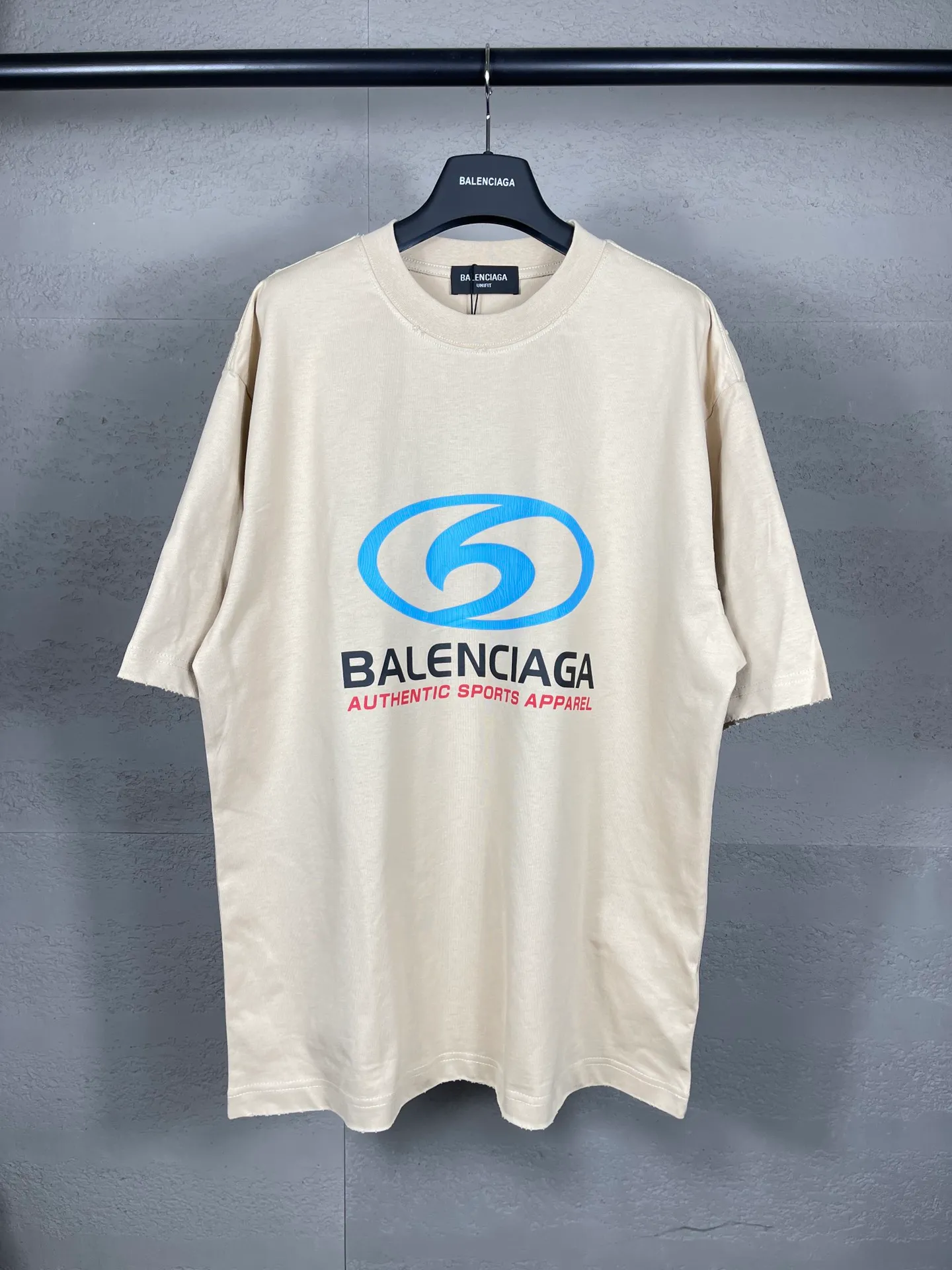 🅿️180 real photos [Top version. Official website quality] BALENCI*GA/Paris. 2024 new style. New LOGO straight crack printed ready-to-wear frayed distressed short-sleeved T-shirt, brick cabinet synchronization. Genuine product developed at the first time, happy to print and compare! The fabric is made of Paris ZP custom-woven and dyed cotton double yarn. Weighing 260 grams, the cloth surface is clean. The cloth pattern is clear, soft and comfortable. The threads are dyed with no color difference. The classic LOGO is printed using environmentally friendly imported materials, with clear straight-crack pattern letters and a three-dimensional effect. Restored brick cabinet. Ready-made garments are washed, worn and worn. Different market currency. Welcome to compare. The version adopts OS loose shoulder style. Same style for men and women. Code: BL233305 Color: gray blue, apricot, yellow Size: XS to L