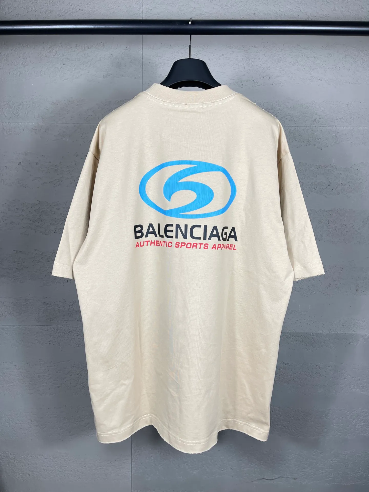 🅿️180 real photos [Top version. Official website quality] BALENCI*GA/Paris. 2024 new style. New LOGO straight crack printed ready-to-wear frayed distressed short-sleeved T-shirt, brick cabinet synchronization. Genuine product developed at the first time, happy to print and compare! The fabric is made of Paris ZP custom-woven and dyed cotton double yarn. Weighing 260 grams, the cloth surface is clean. The cloth pattern is clear, soft and comfortable. The threads are dyed with no color difference. The classic LOGO is printed using environmentally friendly imported materials, with clear straight-crack pattern letters and a three-dimensional effect. Restored brick cabinet. Ready-made garments are washed, worn and worn. Different market currency. Welcome to compare. The version adopts OS loose shoulder style. Same style for men and women. Code: BL233305 Color: gray blue, apricot, yellow Size: XS to L