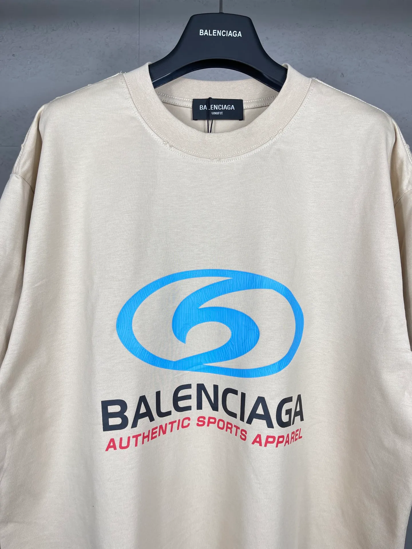🅿️180 real photos [Top version. Official website quality] BALENCI*GA/Paris. 2024 new style. New LOGO straight crack printed ready-to-wear frayed distressed short-sleeved T-shirt, brick cabinet synchronization. Genuine product developed at the first time, happy to print and compare! The fabric is made of Paris ZP custom-woven and dyed cotton double yarn. Weighing 260 grams, the cloth surface is clean. The cloth pattern is clear, soft and comfortable. The threads are dyed with no color difference. The classic LOGO is printed using environmentally friendly imported materials, with clear straight-crack pattern letters and a three-dimensional effect. Restored brick cabinet. Ready-made garments are washed, worn and worn. Different market currency. Welcome to compare. The version adopts OS loose shoulder style. Same style for men and women. Code: BL233305 Color: gray blue, apricot, yellow Size: XS to L