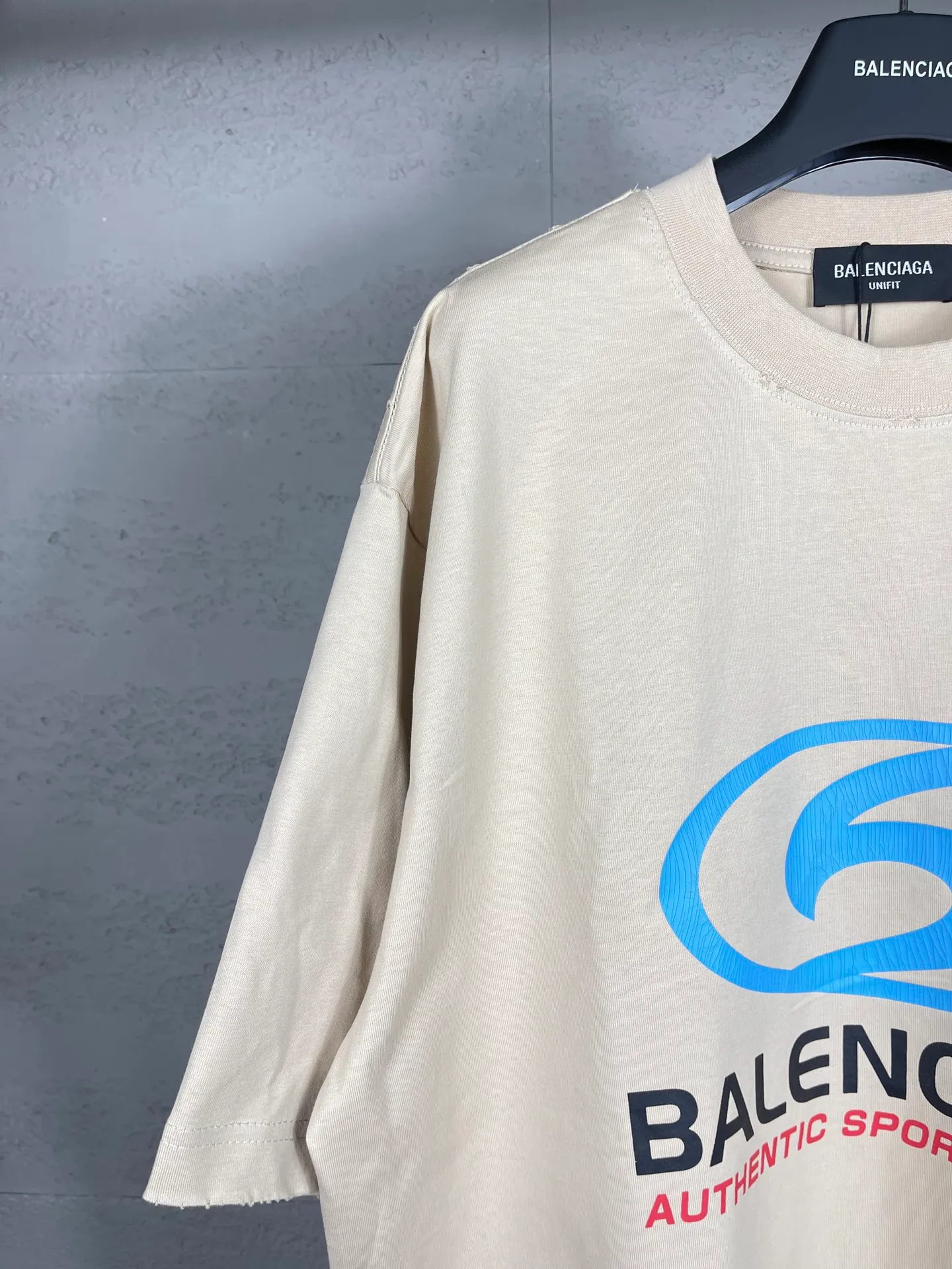 🅿️180 real photos [Top version. Official website quality] BALENCI*GA/Paris. 2024 new style. New LOGO straight crack printed ready-to-wear frayed distressed short-sleeved T-shirt, brick cabinet synchronization. Genuine product developed at the first time, happy to print and compare! The fabric is made of Paris ZP custom-woven and dyed cotton double yarn. Weighing 260 grams, the cloth surface is clean. The cloth pattern is clear, soft and comfortable. The threads are dyed with no color difference. The classic LOGO is printed using environmentally friendly imported materials, with clear straight-crack pattern letters and a three-dimensional effect. Restored brick cabinet. Ready-made garments are washed, worn and worn. Different market currency. Welcome to compare. The version adopts OS loose shoulder style. Same style for men and women. Code: BL233305 Color: gray blue, apricot, yellow Size: XS to L