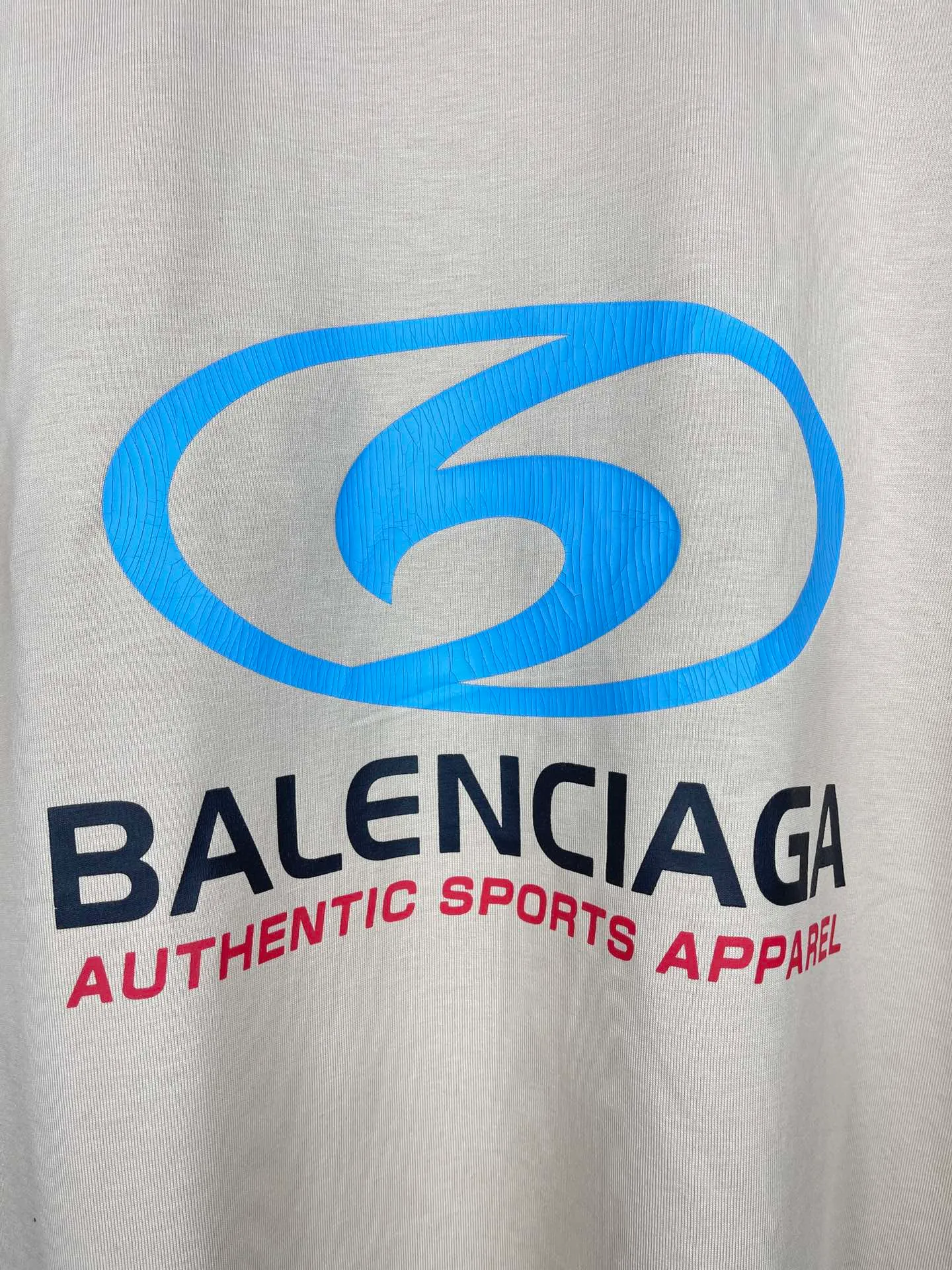 🅿️180 real photos [Top version. Official website quality] BALENCI*GA/Paris. 2024 new style. New LOGO straight crack printed ready-to-wear frayed distressed short-sleeved T-shirt, brick cabinet synchronization. Genuine product developed at the first time, happy to print and compare! The fabric is made of Paris ZP custom-woven and dyed cotton double yarn. Weighing 260 grams, the cloth surface is clean. The cloth pattern is clear, soft and comfortable. The threads are dyed with no color difference. The classic LOGO is printed using environmentally friendly imported materials, with clear straight-crack pattern letters and a three-dimensional effect. Restored brick cabinet. Ready-made garments are washed, worn and worn. Different market currency. Welcome to compare. The version adopts OS loose shoulder style. Same style for men and women. Code: BL233305 Color: gray blue, apricot, yellow Size: XS to L