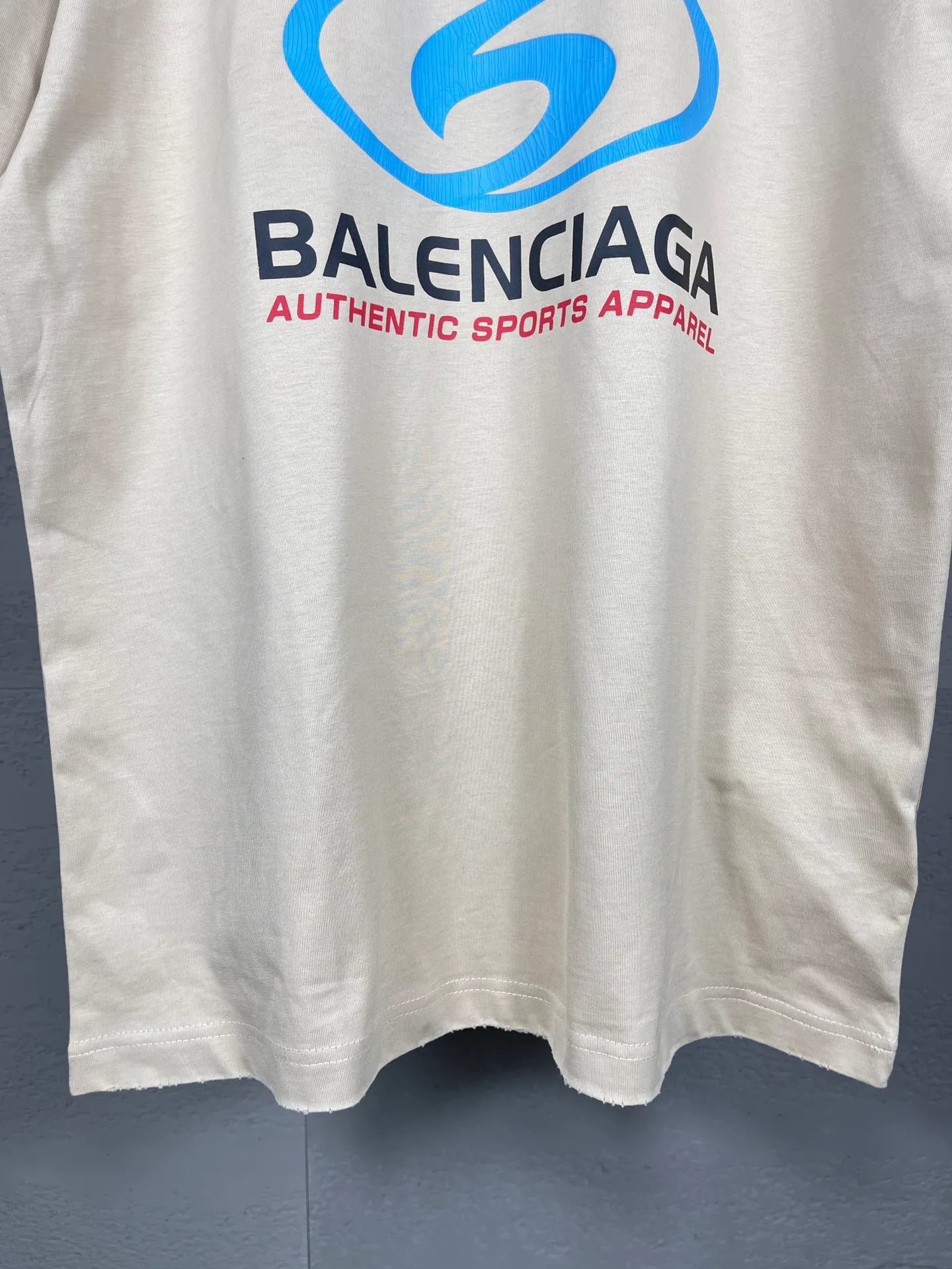 🅿️180 real photos [Top version. Official website quality] BALENCI*GA/Paris. 2024 new style. New LOGO straight crack printed ready-to-wear frayed distressed short-sleeved T-shirt, brick cabinet synchronization. Genuine product developed at the first time, happy to print and compare! The fabric is made of Paris ZP custom-woven and dyed cotton double yarn. Weighing 260 grams, the cloth surface is clean. The cloth pattern is clear, soft and comfortable. The threads are dyed with no color difference. The classic LOGO is printed using environmentally friendly imported materials, with clear straight-crack pattern letters and a three-dimensional effect. Restored brick cabinet. Ready-made garments are washed, worn and worn. Different market currency. Welcome to compare. The version adopts OS loose shoulder style. Same style for men and women. Code: BL233305 Color: gray blue, apricot, yellow Size: XS to L