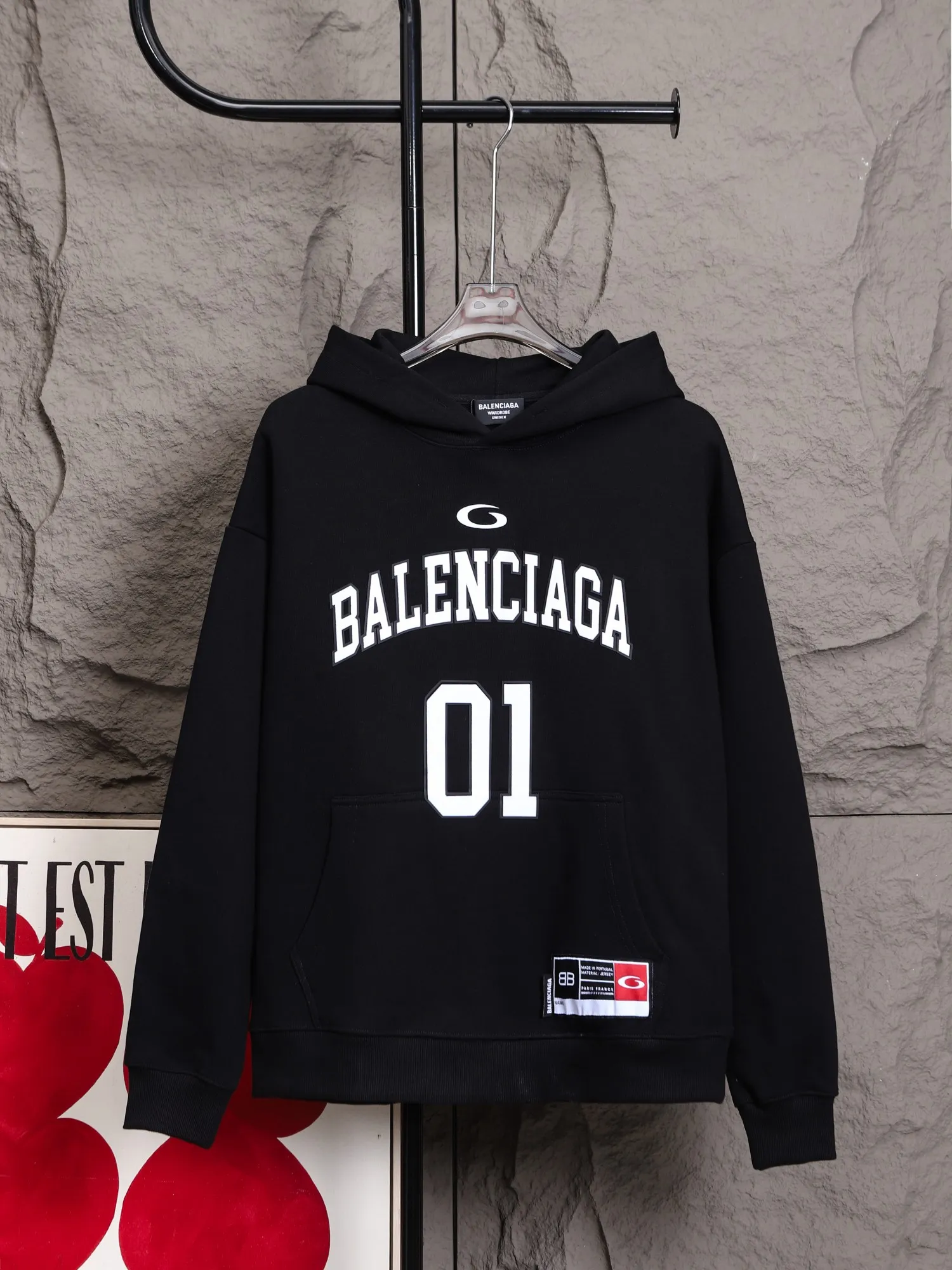 🅿️330 High-quality b12 hot style is coming. Balenciaga Cecilia Cheung’s same style basketball sweatshirt. Today I share Balenciaga’s 2025 basketball long sleeves, the same style as Cecilia Cheung! This long-sleeved basketball sweatshirt, which originally seemed to be exclusive to boys, actually looks so good on girls, making it a perfect boyfriend style outfit. Cecilia Cheung's outfit is even more unique. She wears it in such a way that the lower body disappears, showing off her long legs. Let’s just say that if you dress like Cecilia Cheung, it will be difficult not to become the center of attention.