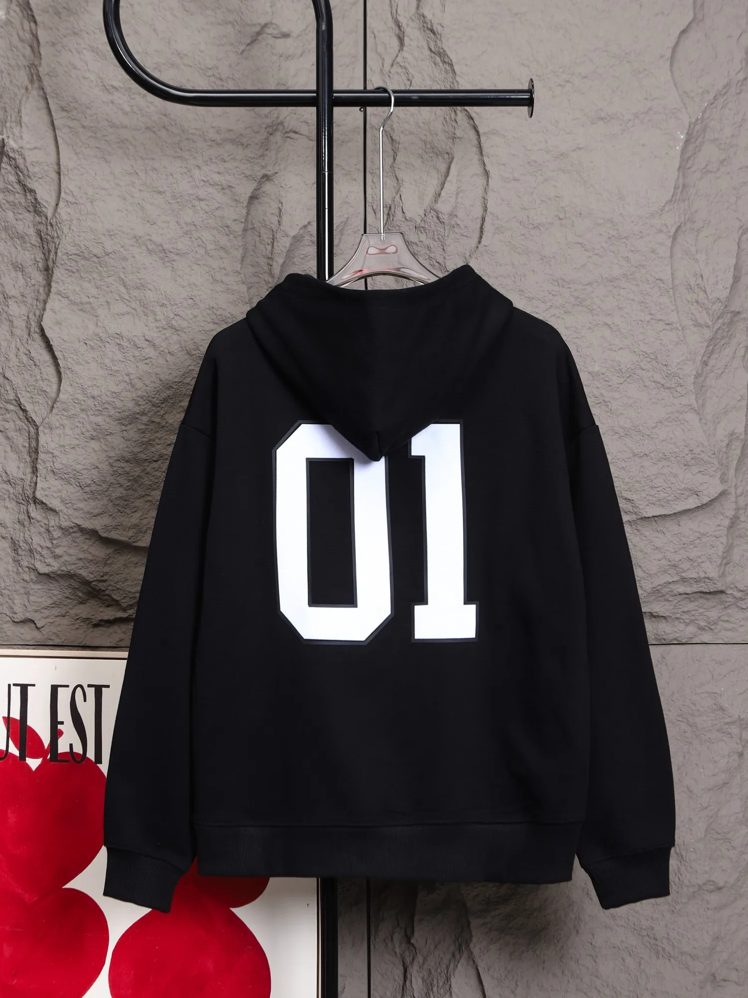 🅿️330 High-quality b12 hot style is coming. Balenciaga Cecilia Cheung’s same style basketball sweatshirt. Today I share Balenciaga’s 2025 basketball long sleeves, the same style as Cecilia Cheung! This long-sleeved basketball sweatshirt, which originally seemed to be exclusive to boys, actually looks so good on girls, making it a perfect boyfriend style outfit. Cecilia Cheung's outfit is even more unique. She wears it in such a way that the lower body disappears, showing off her long legs. Let’s just say that if you dress like Cecilia Cheung, it will be difficult not to become the center of attention.
