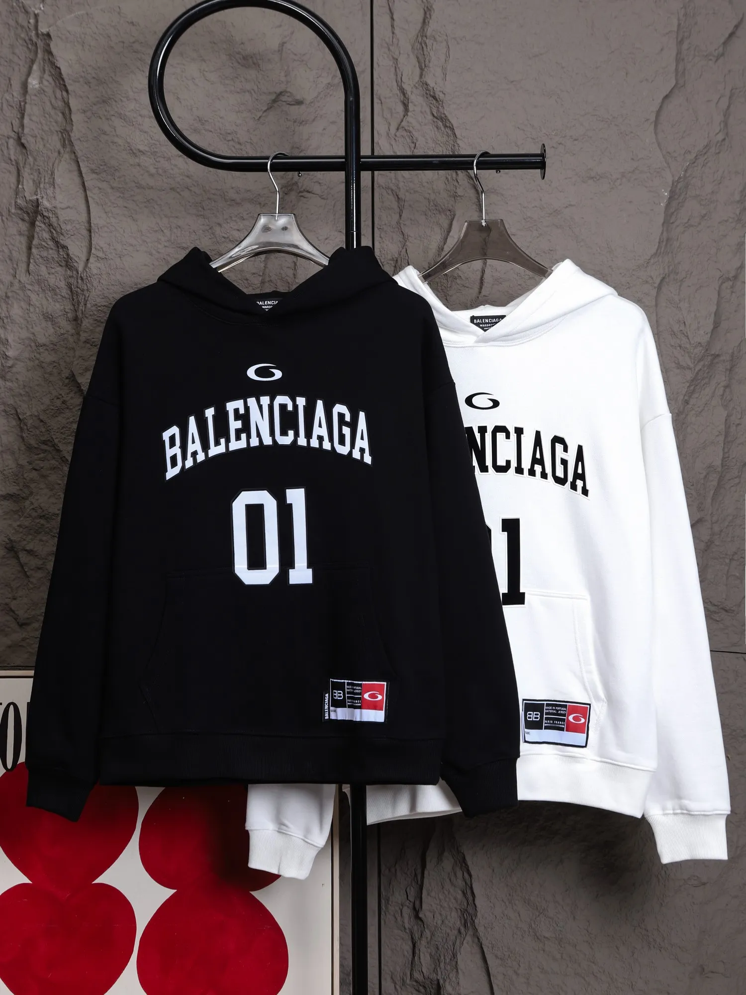 🅿️330 High-quality b12 hot style is coming. Balenciaga Cecilia Cheung’s same style basketball sweatshirt. Today I share Balenciaga’s 2025 basketball long sleeves, the same style as Cecilia Cheung! This long-sleeved basketball sweatshirt, which originally seemed to be exclusive to boys, actually looks so good on girls, making it a perfect boyfriend style outfit. Cecilia Cheung's outfit is even more unique. She wears it in such a way that the lower body disappears, showing off her long legs. Let’s just say that if you dress like Cecilia Cheung, it will be difficult not to become the center of attention.