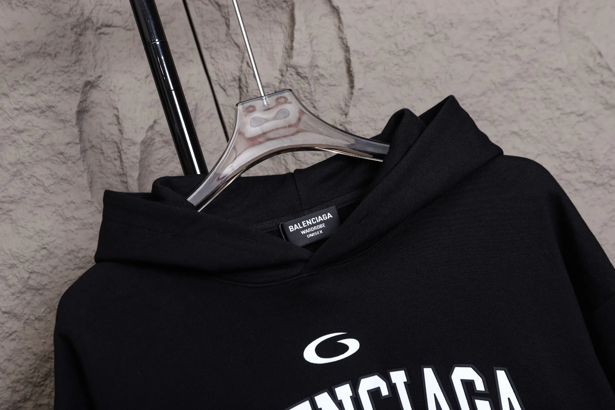 🅿️330 High-quality b12 hot style is coming. Balenciaga Cecilia Cheung’s same style basketball sweatshirt. Today I share Balenciaga’s 2025 basketball long sleeves, the same style as Cecilia Cheung! This long-sleeved basketball sweatshirt, which originally seemed to be exclusive to boys, actually looks so good on girls, making it a perfect boyfriend style outfit. Cecilia Cheung's outfit is even more unique. She wears it in such a way that the lower body disappears, showing off her long legs. Let’s just say that if you dress like Cecilia Cheung, it will be difficult not to become the center of attention.