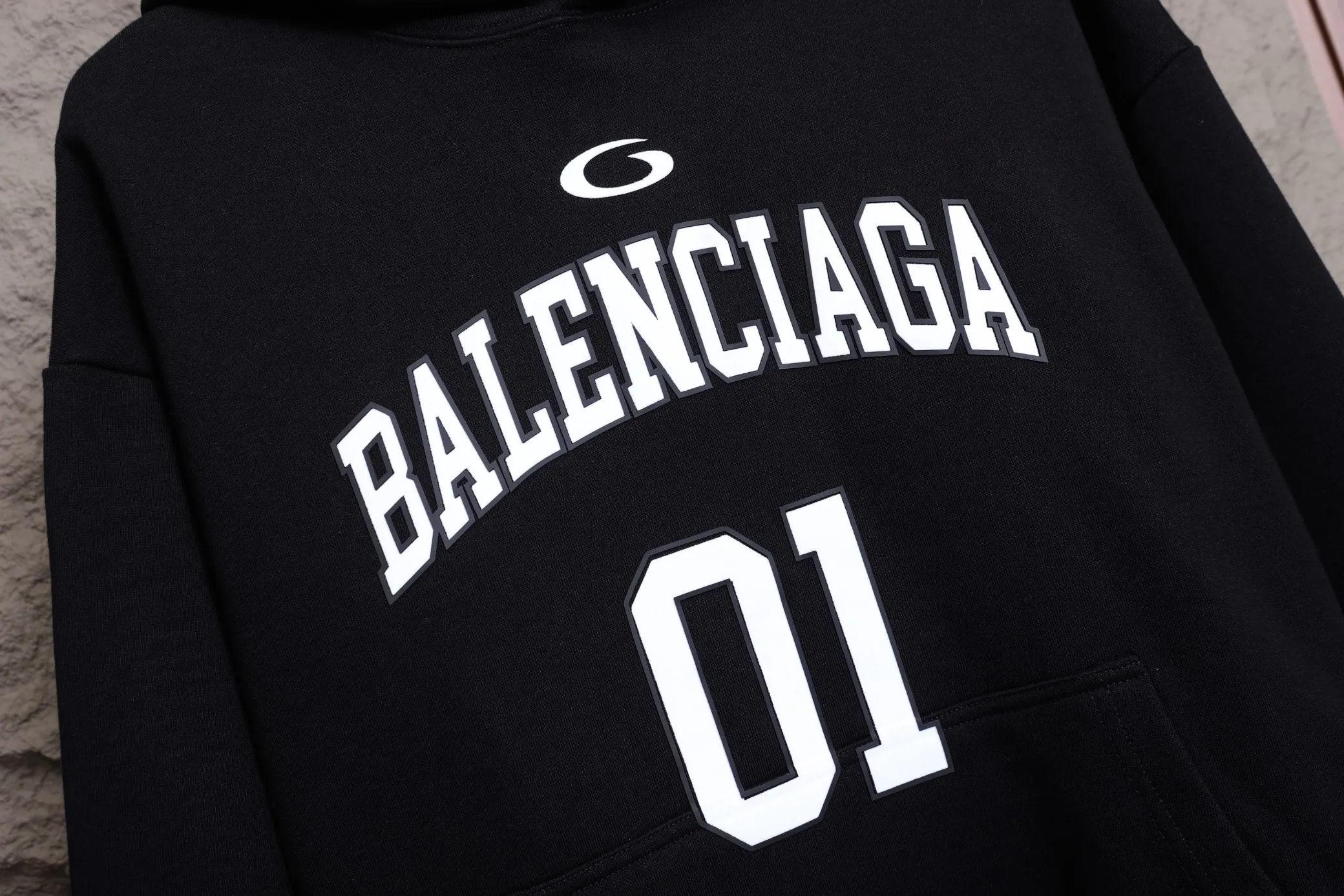 🅿️330 High-quality b12 hot style is coming. Balenciaga Cecilia Cheung’s same style basketball sweatshirt. Today I share Balenciaga’s 2025 basketball long sleeves, the same style as Cecilia Cheung! This long-sleeved basketball sweatshirt, which originally seemed to be exclusive to boys, actually looks so good on girls, making it a perfect boyfriend style outfit. Cecilia Cheung's outfit is even more unique. She wears it in such a way that the lower body disappears, showing off her long legs. Let’s just say that if you dress like Cecilia Cheung, it will be difficult not to become the center of attention.
