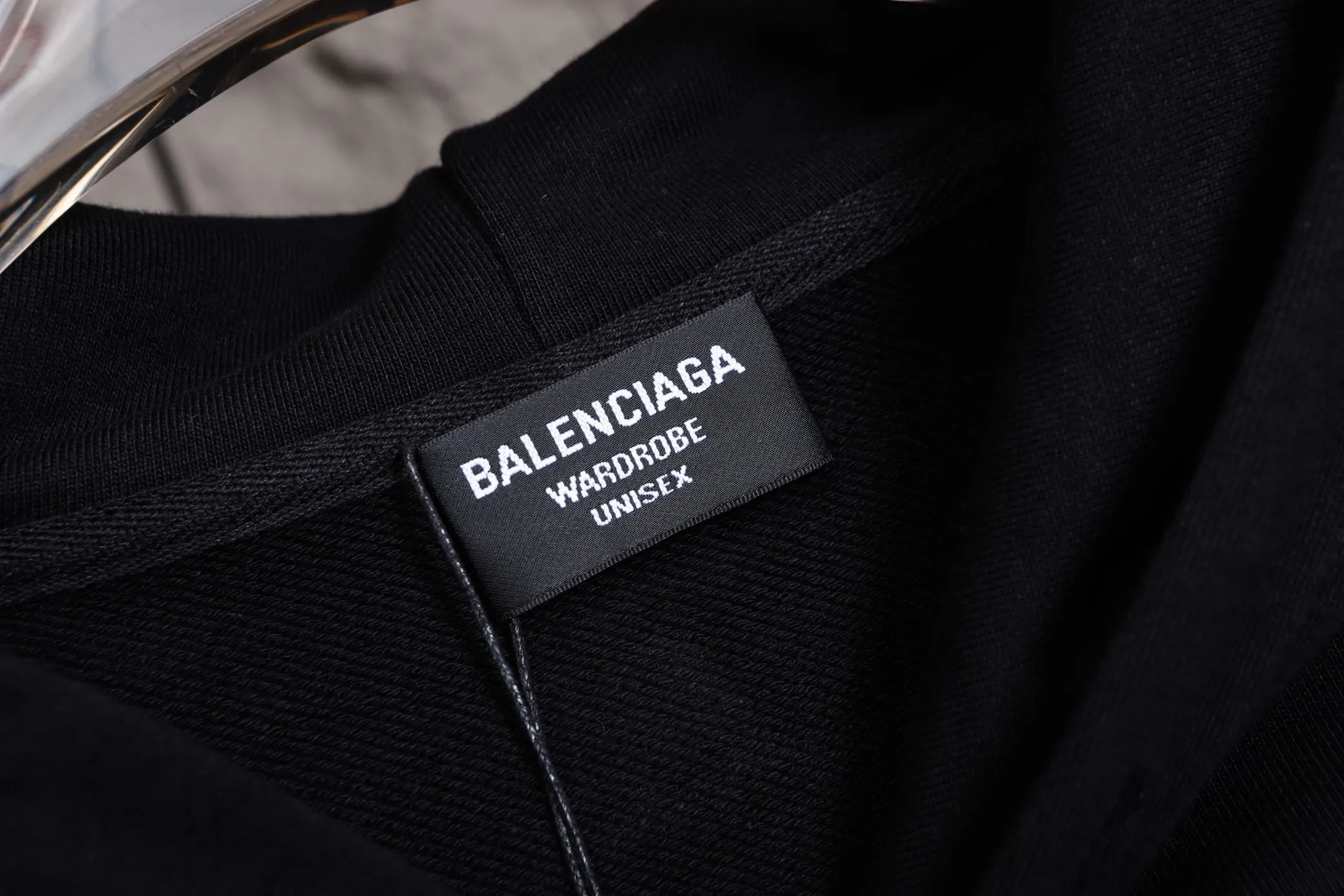 🅿️330 High-quality b12 hot style is coming. Balenciaga Cecilia Cheung’s same style basketball sweatshirt. Today I share Balenciaga’s 2025 basketball long sleeves, the same style as Cecilia Cheung! This long-sleeved basketball sweatshirt, which originally seemed to be exclusive to boys, actually looks so good on girls, making it a perfect boyfriend style outfit. Cecilia Cheung's outfit is even more unique. She wears it in such a way that the lower body disappears, showing off her long legs. Let’s just say that if you dress like Cecilia Cheung, it will be difficult not to become the center of attention.
