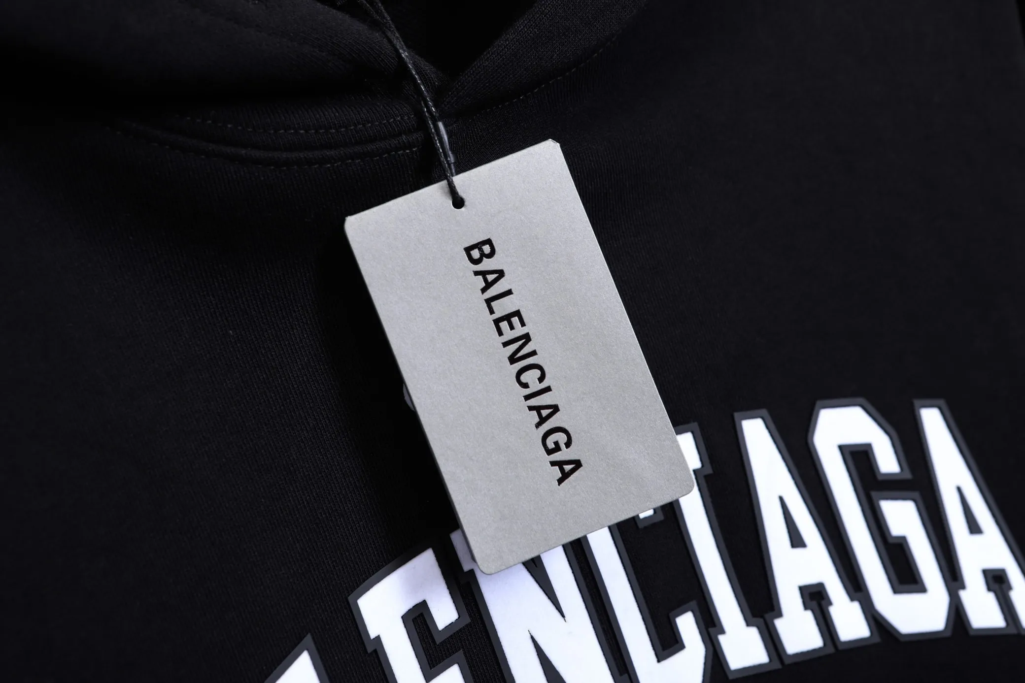 🅿️330 High-quality b12 hot style is coming. Balenciaga Cecilia Cheung’s same style basketball sweatshirt. Today I share Balenciaga’s 2025 basketball long sleeves, the same style as Cecilia Cheung! This long-sleeved basketball sweatshirt, which originally seemed to be exclusive to boys, actually looks so good on girls, making it a perfect boyfriend style outfit. Cecilia Cheung's outfit is even more unique. She wears it in such a way that the lower body disappears, showing off her long legs. Let’s just say that if you dress like Cecilia Cheung, it will be difficult not to become the center of attention.