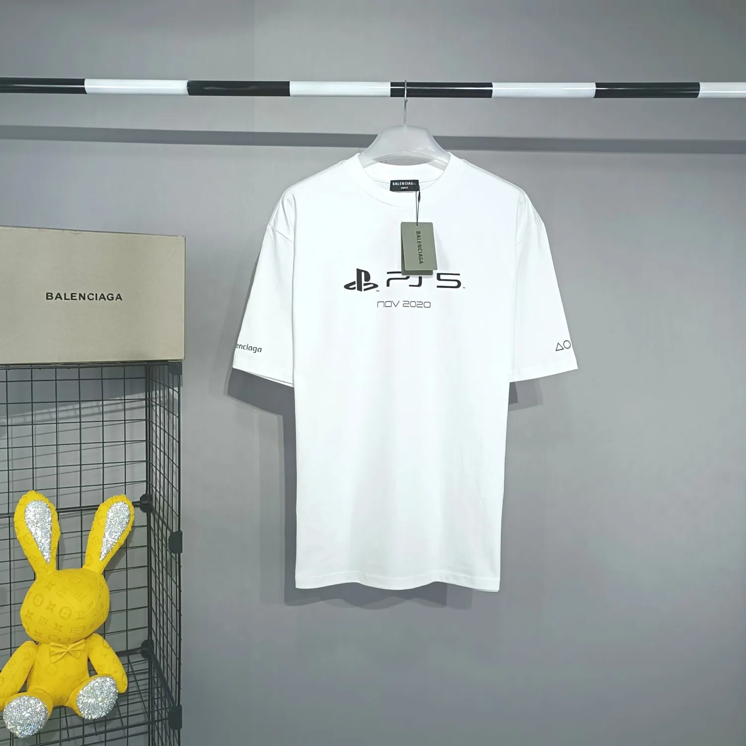 The top tested version of BALENCIAGA 21SS PS5 collaboration pure cotton short-sleeved TEE for men and women. The fabric uses 260 grams of double-yarn cotton smooth fabric. Three-dimensional tailoring. Full drape. The fabrics are all washed and pre-shrunk. No shrinkage after washing. Not easy to deform. Does not fade. Comfortable and breathable. Dyeing thread. Full set of customized accessories. The printing uses glue printing technology imported from Japan. The fine texture is integrated with the fabric. Novel and interesting design. Print the PS5 game buttons on clothes. This is a very good-looking Balenciaga collaboration. Recommended OverSize version. Size: XS-L. Color: Black White. P: 240.