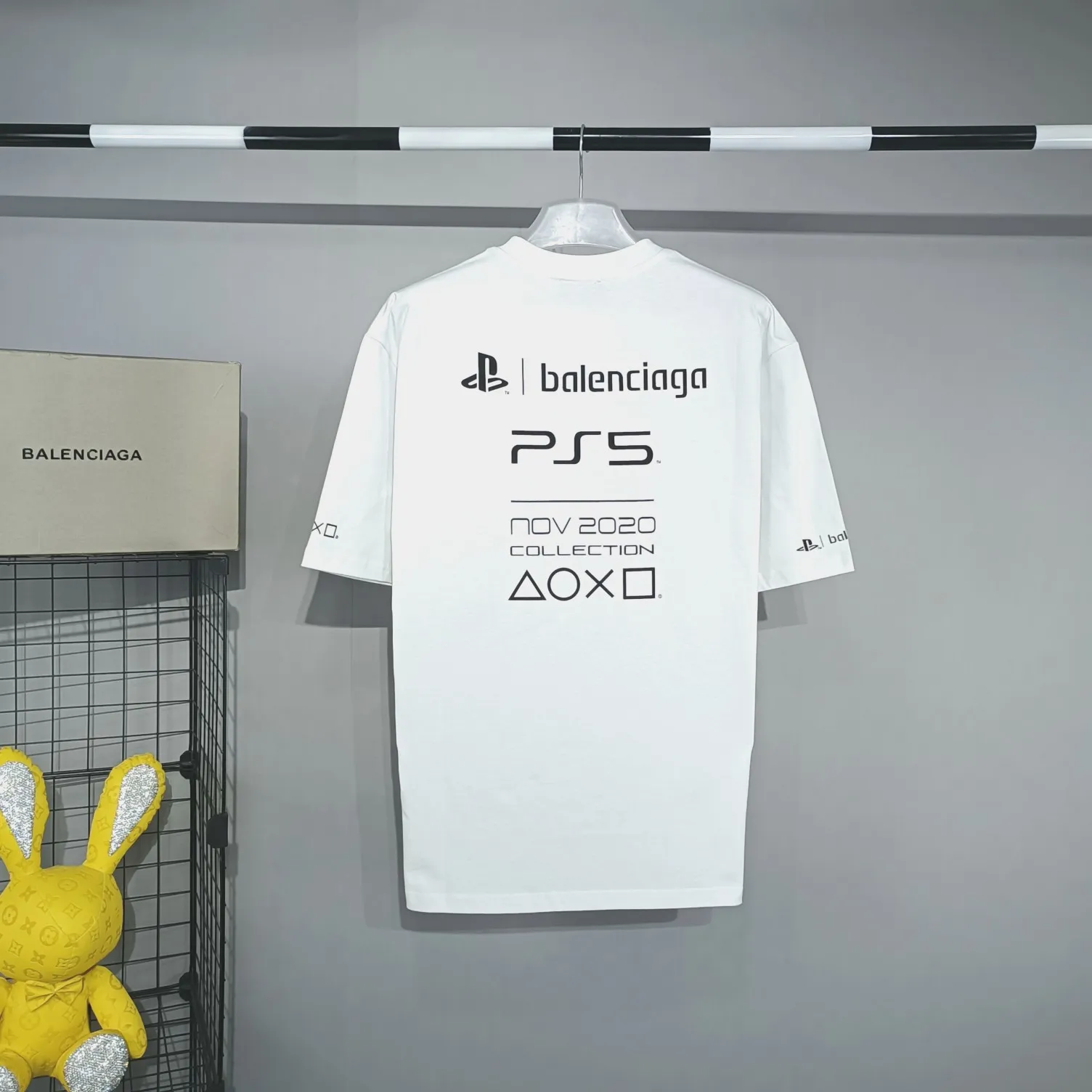 The top tested version of BALENCIAGA 21SS PS5 collaboration pure cotton short-sleeved TEE for men and women. The fabric uses 260 grams of double-yarn cotton smooth fabric. Three-dimensional tailoring. Full drape. The fabrics are all washed and pre-shrunk. No shrinkage after washing. Not easy to deform. Does not fade. Comfortable and breathable. Dyeing thread. Full set of customized accessories. The printing uses glue printing technology imported from Japan. The fine texture is integrated with the fabric. Novel and interesting design. Print the PS5 game buttons on clothes. This is a very good-looking Balenciaga collaboration. Recommended OverSize version. Size: XS-L. Color: Black White. P: 240.