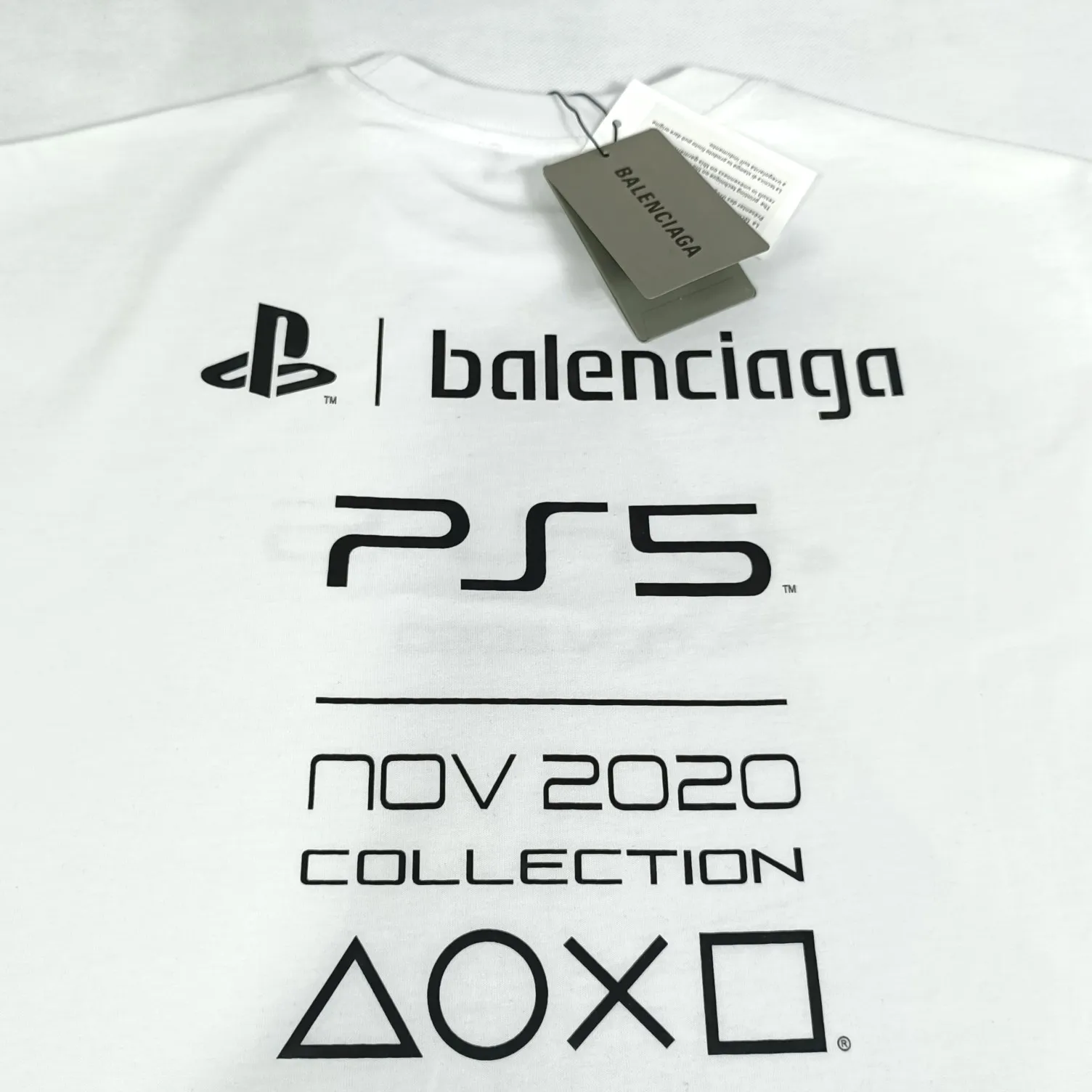 The top tested version of BALENCIAGA 21SS PS5 collaboration pure cotton short-sleeved TEE for men and women. The fabric uses 260 grams of double-yarn cotton smooth fabric. Three-dimensional tailoring. Full drape. The fabrics are all washed and pre-shrunk. No shrinkage after washing. Not easy to deform. Does not fade. Comfortable and breathable. Dyeing thread. Full set of customized accessories. The printing uses glue printing technology imported from Japan. The fine texture is integrated with the fabric. Novel and interesting design. Print the PS5 game buttons on clothes. This is a very good-looking Balenciaga collaboration. Recommended OverSize version. Size: XS-L. Color: Black White. P: 240.