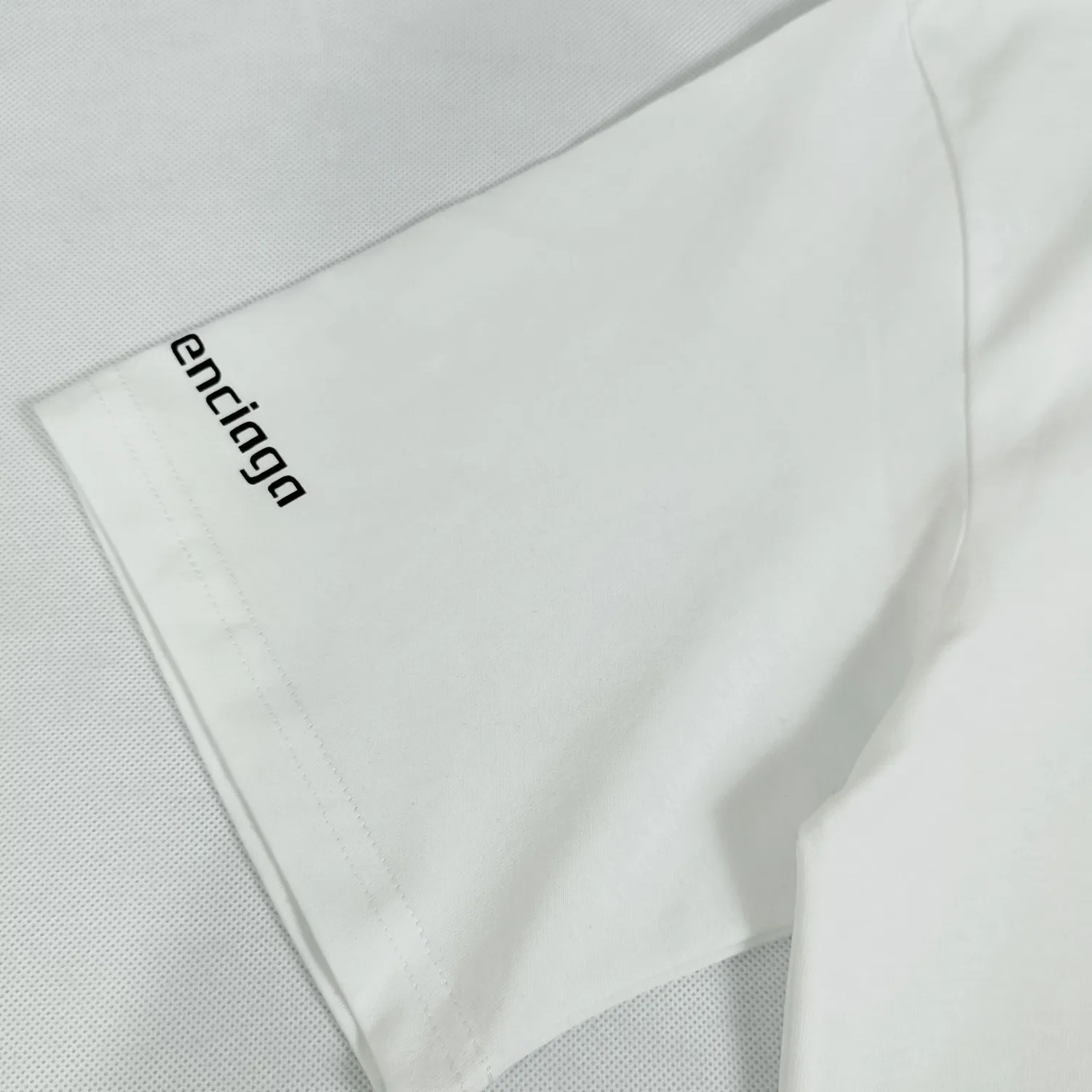 The top tested version of BALENCIAGA 21SS PS5 collaboration pure cotton short-sleeved TEE for men and women. The fabric uses 260 grams of double-yarn cotton smooth fabric. Three-dimensional tailoring. Full drape. The fabrics are all washed and pre-shrunk. No shrinkage after washing. Not easy to deform. Does not fade. Comfortable and breathable. Dyeing thread. Full set of customized accessories. The printing uses glue printing technology imported from Japan. The fine texture is integrated with the fabric. Novel and interesting design. Print the PS5 game buttons on clothes. This is a very good-looking Balenciaga collaboration. Recommended OverSize version. Size: XS-L. Color: Black White. P: 240.