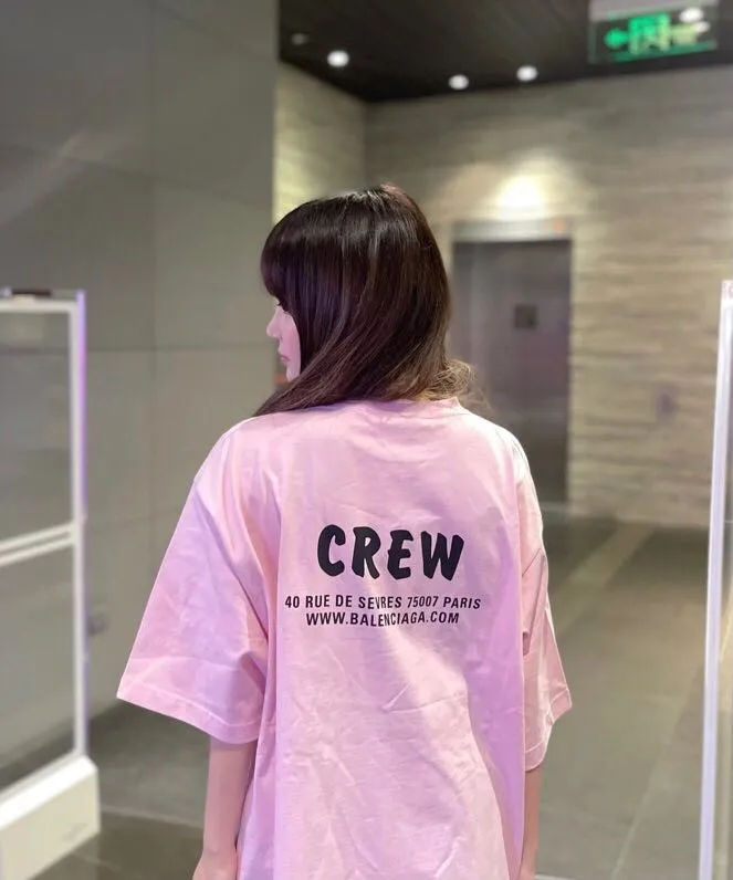 ♻️💯Upper body reference model picture❤️The top tested version BALENCIAGA Balenciaga CREW staff limited to male and female couples pure cotton star same style short-sleeved t-shirt. As a Balenciaga 20th anniversary employee limited short-sleeved, full of Parisian feelings, highly recommended! ! The letters on the chest are also very simple and elegant, and the shape is super OS. The whole dress has been washed, and the 280g combed cotton fabric is very textured and you can touch it! High-definition imported glue and high-coverage screen printing on the chest, the dots are very precise. Color: Peach Pink Black White Size: XS-L P:250