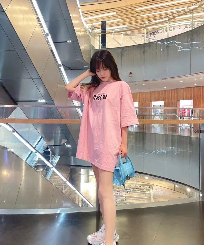 ♻️💯Upper body reference model picture❤️The top tested version BALENCIAGA Balenciaga CREW staff limited to male and female couples pure cotton star same style short-sleeved t-shirt. As a Balenciaga 20th anniversary employee limited short-sleeved, full of Parisian feelings, highly recommended! ! The letters on the chest are also very simple and elegant, and the shape is super OS. The whole dress has been washed, and the 280g combed cotton fabric is very textured and you can touch it! High-definition imported glue and high-coverage screen printing on the chest, the dots are very precise. Color: Peach Pink Black White Size: XS-L P:250
