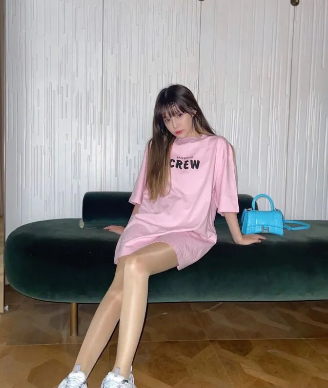 ♻️💯Upper body reference model picture❤️The top tested version BALENCIAGA Balenciaga CREW staff limited to male and female couples pure cotton star same style short-sleeved t-shirt. As a Balenciaga 20th anniversary employee limited short-sleeved, full of Parisian feelings, highly recommended! ! The letters on the chest are also very simple and elegant, and the shape is super OS. The whole dress has been washed, and the 280g combed cotton fabric is very textured and you can touch it! High-definition imported glue and high-coverage screen printing on the chest, the dots are very precise. Color: Peach Pink Black White Size: XS-L P:250