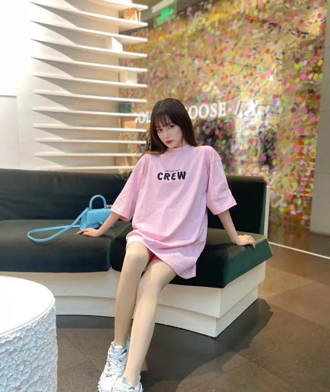 ♻️💯Upper body reference model picture❤️The top tested version BALENCIAGA Balenciaga CREW staff limited to male and female couples pure cotton star same style short-sleeved t-shirt. As a Balenciaga 20th anniversary employee limited short-sleeved, full of Parisian feelings, highly recommended! ! The letters on the chest are also very simple and elegant, and the shape is super OS. The whole dress has been washed, and the 280g combed cotton fabric is very textured and you can touch it! High-definition imported glue and high-coverage screen printing on the chest, the dots are very precise. Color: Peach Pink Black White Size: XS-L P:250