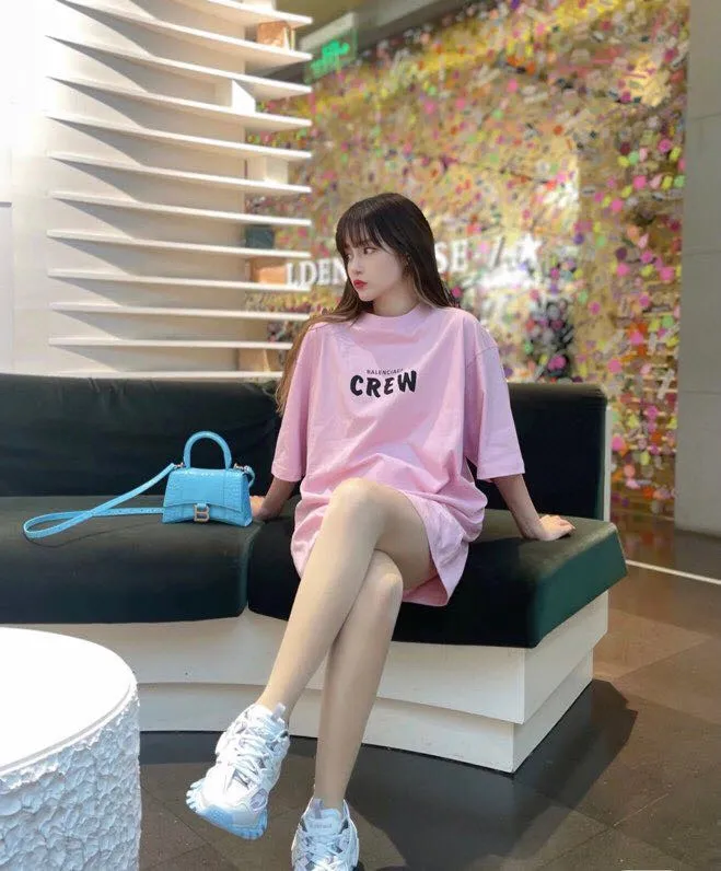 ♻️💯Upper body reference model picture❤️The top tested version BALENCIAGA Balenciaga CREW staff limited to male and female couples pure cotton star same style short-sleeved t-shirt. As a Balenciaga 20th anniversary employee limited short-sleeved, full of Parisian feelings, highly recommended! ! The letters on the chest are also very simple and elegant, and the shape is super OS. The whole dress has been washed, and the 280g combed cotton fabric is very textured and you can touch it! High-definition imported glue and high-coverage screen printing on the chest, the dots are very precise. Color: Peach Pink Black White Size: XS-L P:250