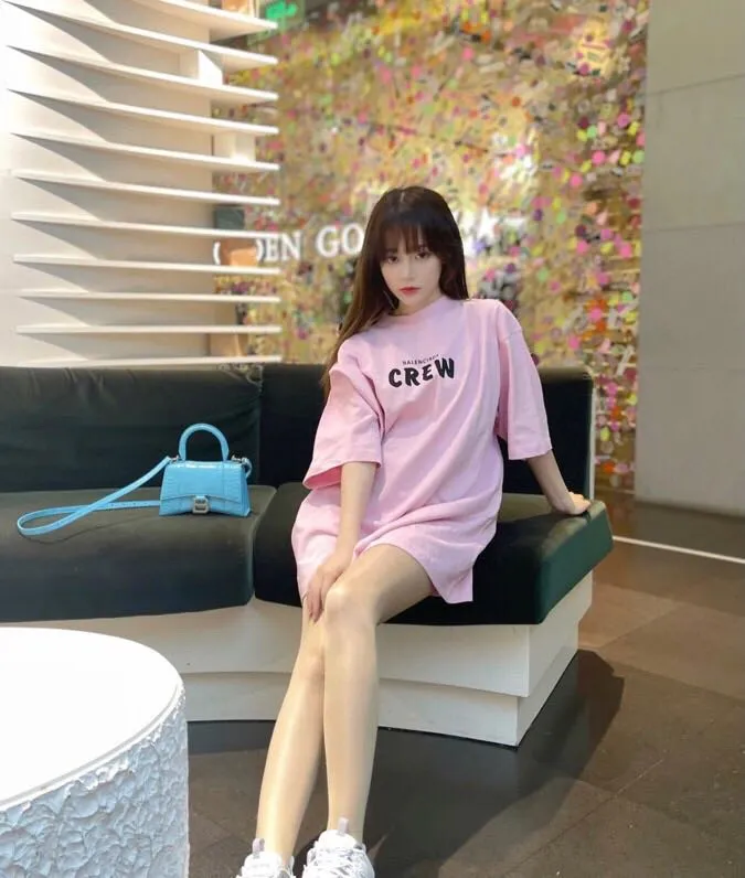 ♻️💯Upper body reference model picture❤️The top tested version BALENCIAGA Balenciaga CREW staff limited to male and female couples pure cotton star same style short-sleeved t-shirt. As a Balenciaga 20th anniversary employee limited short-sleeved, full of Parisian feelings, highly recommended! ! The letters on the chest are also very simple and elegant, and the shape is super OS. The whole dress has been washed, and the 280g combed cotton fabric is very textured and you can touch it! High-definition imported glue and high-coverage screen printing on the chest, the dots are very precise. Color: Peach Pink Black White Size: XS-L P:250