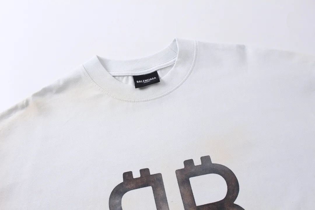 🅿️220 detailed pictures [Top version. Official website quality] BALENCI*GA/Paris. 2023 latest mud hand-painted worn distressed long-sleeved T-shirt. Brick cabinet synchronization. ⚠️Difference between market currency, genuine development, worn. Hand-painted consistent with ZP,‼ ️The fabric is made of Paris ZP custom-woven and dyed 100% double yarn compact cotton. The weight is 260 grams. The cloth surface is clean. The cloth pattern is clear, soft and comfortable. The threads are dyed with no color difference. Ready-made garments are hand-painted, worn, and distressed, with heavy craftsmanship. Comparisons welcome. The version adopts OS loose shoulder design. Same style for men and women. Code: BL225006 Color: black blue, off-white Size: XS S M L