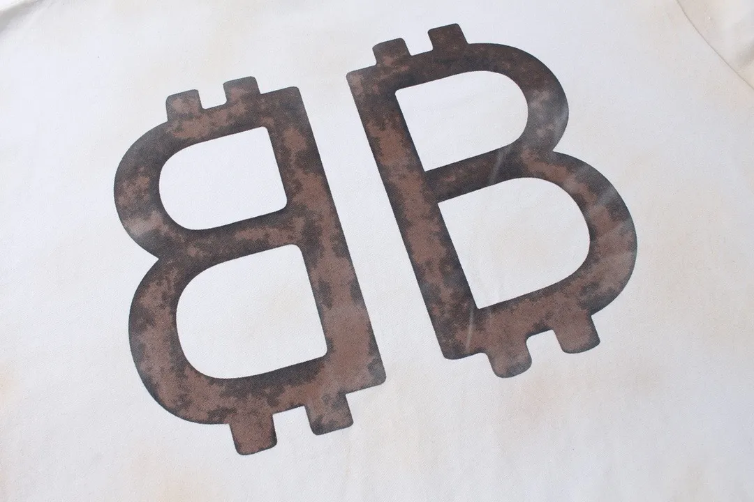 🅿️220 detailed pictures [Top version. Official website quality] BALENCI*GA/Paris. 2023 latest mud hand-painted worn distressed long-sleeved T-shirt. Brick cabinet synchronization. ⚠️Difference between market currency, genuine development, worn. Hand-painted consistent with ZP,‼ ️The fabric is made of Paris ZP custom-woven and dyed 100% double yarn compact cotton. The weight is 260 grams. The cloth surface is clean. The cloth pattern is clear, soft and comfortable. The threads are dyed with no color difference. Ready-made garments are hand-painted, worn, and distressed, with heavy craftsmanship. Comparisons welcome. The version adopts OS loose shoulder design. Same style for men and women. Code: BL225006 Color: black blue, off-white Size: XS S M L