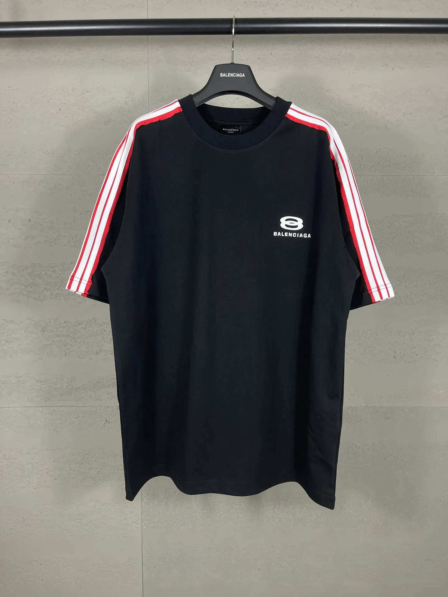 🅿️196 Detailed picture [Top version. Official website quality] BALENCI*GA/Paris SS25 latest model, raglan sleeves with color matching, drawstring, and classic LOGO short-sleeved T-shirt embroidered on the front left chest #Classic Fashion. Brick cabinets are synchronized and developed at the first time. The fabric is made of Paris ZP custom-woven and dyed cotton double yarn. Weighing 260 grams, the cloth surface is clean. The cloth pattern is clear, soft and comfortable. The threads are dyed with no color difference. The classic pattern embroidery is embroidered using an imported Tajima embroidery machine. The letters are clear, three-dimensional and without burrs. Jubie market produces pictures based on pictures. Welcome to compare. The version adopts OS loose shoulder design. Same style for men and women. Code: BL253685 Color: black, white Size: XS S M L