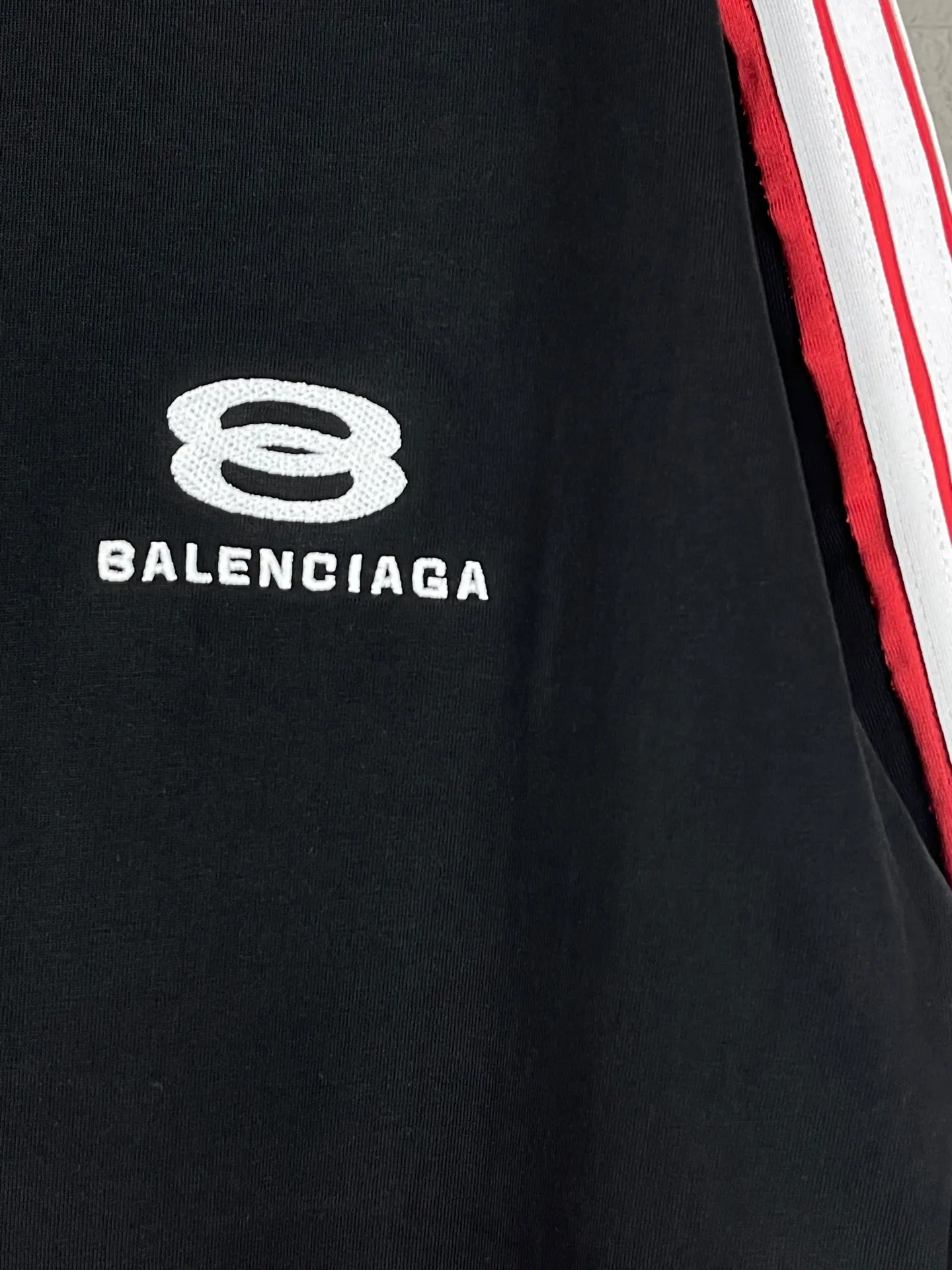 🅿️196 Detailed picture [Top version. Official website quality] BALENCI*GA/Paris SS25 latest model, raglan sleeves with color matching, drawstring, and classic LOGO short-sleeved T-shirt embroidered on the front left chest #Classic Fashion. Brick cabinets are synchronized and developed at the first time. The fabric is made of Paris ZP custom-woven and dyed cotton double yarn. Weighing 260 grams, the cloth surface is clean. The cloth pattern is clear, soft and comfortable. The threads are dyed with no color difference. The classic pattern embroidery is embroidered using an imported Tajima embroidery machine. The letters are clear, three-dimensional and without burrs. Jubie market produces pictures based on pictures. Welcome to compare. The version adopts OS loose shoulder design. Same style for men and women. Code: BL253685 Color: black, white Size: XS S M L