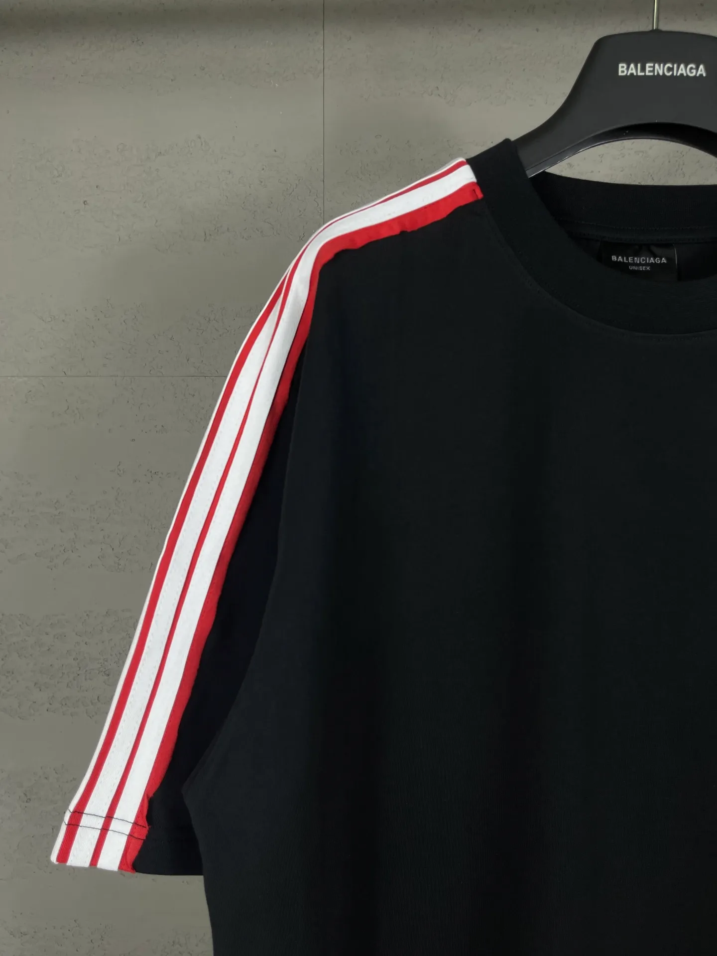 🅿️196 Detailed picture [Top version. Official website quality] BALENCI*GA/Paris SS25 latest model, raglan sleeves with color matching, drawstring, and classic LOGO short-sleeved T-shirt embroidered on the front left chest #Classic Fashion. Brick cabinets are synchronized and developed at the first time. The fabric is made of Paris ZP custom-woven and dyed cotton double yarn. Weighing 260 grams, the cloth surface is clean. The cloth pattern is clear, soft and comfortable. The threads are dyed with no color difference. The classic pattern embroidery is embroidered using an imported Tajima embroidery machine. The letters are clear, three-dimensional and without burrs. Jubie market produces pictures based on pictures. Welcome to compare. The version adopts OS loose shoulder design. Same style for men and women. Code: BL253685 Color: black, white Size: XS S M L
