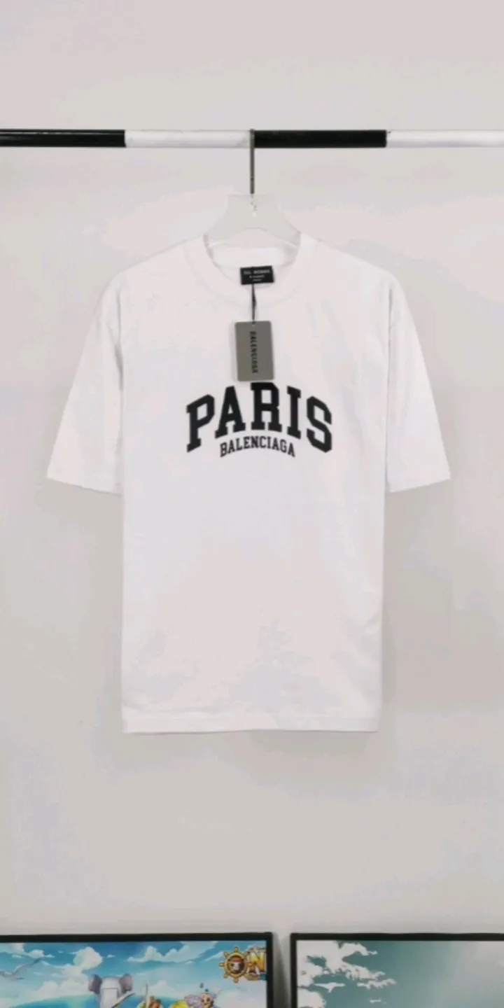 Real shot of the video - Balenciaga's PARIS printed chest-style pure cotton short-sleeved T-shirt for male and female couples stars. The fabric is made of 32S 260g combed cotton fabric, which is full of drape, comfortable and breathable. The printing is made of imported thick paste from the printing elliptical machine. It is full of thickness and restores the original printing thickness. The overall printing has no edging. Large products come with three standards + size sticker + dustproof paper with logo. Size: Xs-L. Color: White, Black, Pink. P: 240.