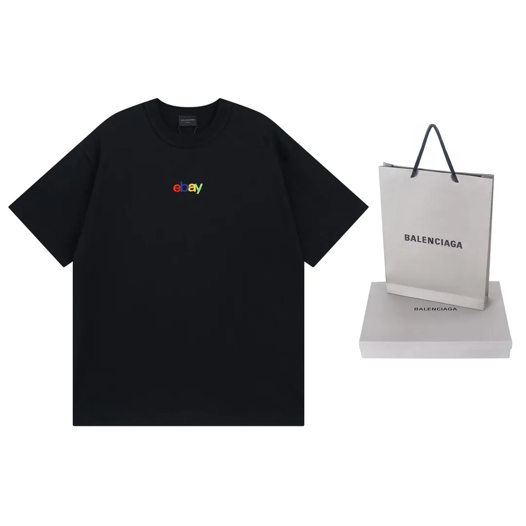 🅿️174 Detailed picture [Top version. Official website quality] BALENCI*GA/Paris #2024 new eBay co-signed embroidered short-sleeved T-shirt, ready-to-wear with reverse stitching. Full sense of design, please pay attention‼ ️The letter embroidery on the chest is worn and worn, and the details of the car logo on the back collar are full, which is very different from the normal market practice. #2024 Spring and Summer Brick Cabinet Synchronization Welcome to compare. The fabric is made of Paris ZP custom-woven and dyed cotton double yarn, with a weight of 260 grams. The cloth surface is clean. The cloth pattern is clear, soft and comfortable. The threads are dyed with no color difference. The classic letter LOGO is embroidered using imported Tajima embroidery machine. The letters are clear and the effect is three-dimensional. Restore the brick cabinet, adopt OS loose shoulder style. Same style for men and women. Code: BL223363 Color: black. Light gray Size: XS to L