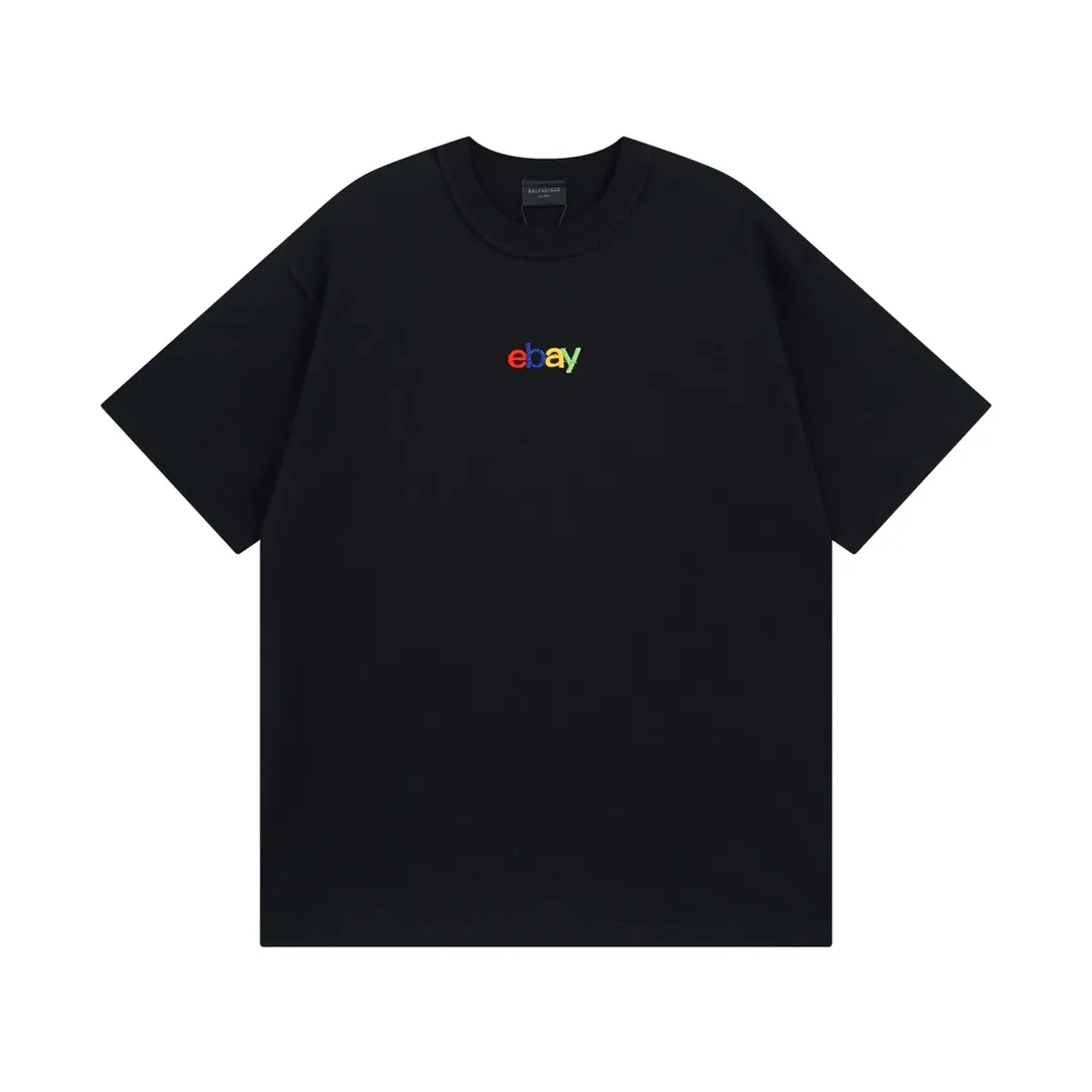 🅿️174 Detailed picture [Top version. Official website quality] BALENCI*GA/Paris #2024 new eBay co-signed embroidered short-sleeved T-shirt, ready-to-wear with reverse stitching. Full sense of design, please pay attention‼ ️The letter embroidery on the chest is worn and worn, and the details of the car logo on the back collar are full, which is very different from the normal market practice. #2024 Spring and Summer Brick Cabinet Synchronization Welcome to compare. The fabric is made of Paris ZP custom-woven and dyed cotton double yarn, with a weight of 260 grams. The cloth surface is clean. The cloth pattern is clear, soft and comfortable. The threads are dyed with no color difference. The classic letter LOGO is embroidered using imported Tajima embroidery machine. The letters are clear and the effect is three-dimensional. Restore the brick cabinet, adopt OS loose shoulder style. Same style for men and women. Code: BL223363 Color: black. Light gray Size: XS to L