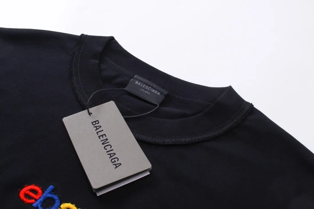 🅿️174 Detailed picture [Top version. Official website quality] BALENCI*GA/Paris #2024 new eBay co-signed embroidered short-sleeved T-shirt, ready-to-wear with reverse stitching. Full sense of design, please pay attention‼ ️The letter embroidery on the chest is worn and worn, and the details of the car logo on the back collar are full, which is very different from the normal market practice. #2024 Spring and Summer Brick Cabinet Synchronization Welcome to compare. The fabric is made of Paris ZP custom-woven and dyed cotton double yarn, with a weight of 260 grams. The cloth surface is clean. The cloth pattern is clear, soft and comfortable. The threads are dyed with no color difference. The classic letter LOGO is embroidered using imported Tajima embroidery machine. The letters are clear and the effect is three-dimensional. Restore the brick cabinet, adopt OS loose shoulder style. Same style for men and women. Code: BL223363 Color: black. Light gray Size: XS to L