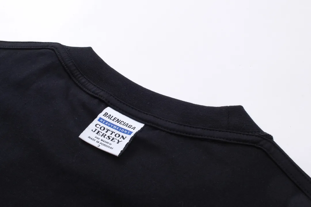 🅿️174 Detailed picture [Top version. Official website quality] BALENCI*GA/Paris #2024 new eBay co-signed embroidered short-sleeved T-shirt, ready-to-wear with reverse stitching. Full sense of design, please pay attention‼ ️The letter embroidery on the chest is worn and worn, and the details of the car logo on the back collar are full, which is very different from the normal market practice. #2024 Spring and Summer Brick Cabinet Synchronization Welcome to compare. The fabric is made of Paris ZP custom-woven and dyed cotton double yarn, with a weight of 260 grams. The cloth surface is clean. The cloth pattern is clear, soft and comfortable. The threads are dyed with no color difference. The classic letter LOGO is embroidered using imported Tajima embroidery machine. The letters are clear and the effect is three-dimensional. Restore the brick cabinet, adopt OS loose shoulder style. Same style for men and women. Code: BL223363 Color: black. Light gray Size: XS to L