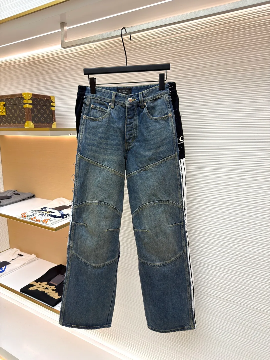 Balenciaga CUT-UP jeans ●Original version: Purchased and developed for 17900 ●Item number: 1681398-B85 ●Material: Denim denim fabric ●Technology: Ragged edge hanging process ●Color: blue ●Version: Fitted version ●Weight: about 1035 grams ●Size: S-M-L-XL ●Description: Retro fabric intertwined with customized cotton rhyme denim and phantom technology. Excellent texture and comfortable to the skin. The iconic blue denim is used as the base. The intertwined shades of blue are just like the traces of time. The trousers are boldly divided. Denim blocks of different shapes are reorganized in a unique splicing method and embellished with the Balenciaga logo. The ingenious embedding of sports stripes creates a conflicting and harmonious aesthetic. It blurs the boundaries between sports and fashion. Unique tailoring outlines a futuristic silhouette. The jeans are no longer limited to a single style positioning, showing a variety of wearing possibilities. Suits are worn for worry-free wear using imported machine embroidery technology. Use advanced computer control systems and precision mechanical components to achieve Balenciaga logo embroidery operations with high precision. The lines are smooth and delicate, and the hole-breaking technology is used to achieve the natural edge-burning effect through physical wear and friction on the edge. The combination of high-temperature steam and sanding paper removes fiber hairiness and color difference. It presents a unique hole and wear effect. Multiple sand scrubbers are used to rub the specific parts with a high-pressure spray gun to achieve a local gradient effect, and then through frosting technology. To create a unique texture pattern, the workmanship is extremely complex, time-consuming and labor-intensive, and the electrolytic deep blue ➕ stone grinding fermentation washing process prioritizes the use of electrochemical reactions to change the color of the fabric, and then mixes the fabric with abrasives through a grinder and cleans it with hot water to achieve a specific washing effect. The overall wiring is straight and delicate, the fabric is comfortable and soft, and the color is consistent without color difference. It can be matched with the same style to create a fashionable look and control various occasions. Customized accessories, complete with three standards, same style for men and women!