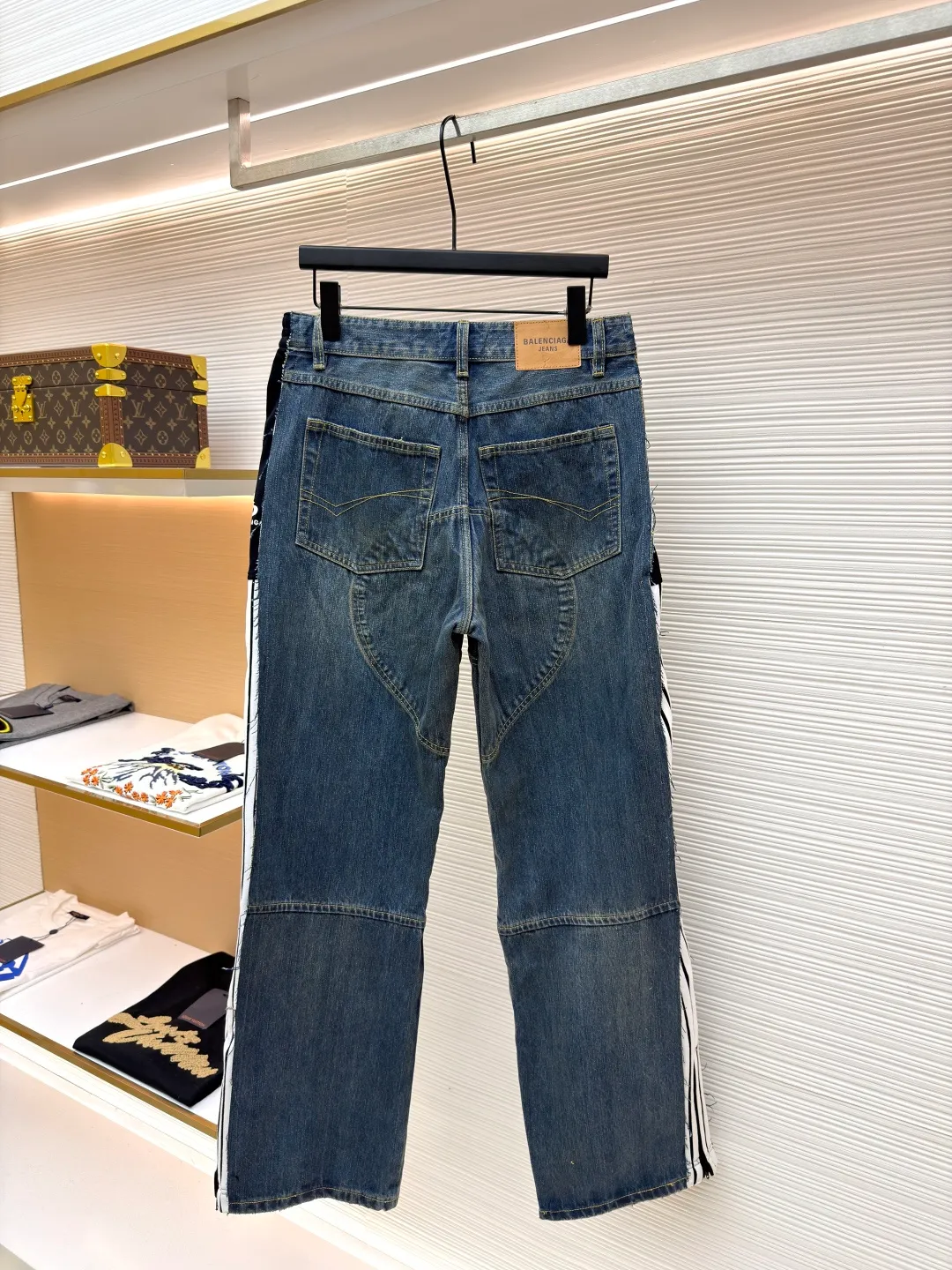 Balenciaga CUT-UP jeans ●Original version: Purchased and developed for 17900 ●Item number: 1681398-B85 ●Material: Denim denim fabric ●Technology: Ragged edge hanging process ●Color: blue ●Version: Fitted version ●Weight: about 1035 grams ●Size: S-M-L-XL ●Description: Retro fabric intertwined with customized cotton rhyme denim and phantom technology. Excellent texture and comfortable to the skin. The iconic blue denim is used as the base. The intertwined shades of blue are just like the traces of time. The trousers are boldly divided. Denim blocks of different shapes are reorganized in a unique splicing method and embellished with the Balenciaga logo. The ingenious embedding of sports stripes creates a conflicting and harmonious aesthetic. It blurs the boundaries between sports and fashion. Unique tailoring outlines a futuristic silhouette. The jeans are no longer limited to a single style positioning, showing a variety of wearing possibilities. Suits are worn for worry-free wear using imported machine embroidery technology. Use advanced computer control systems and precision mechanical components to achieve Balenciaga logo embroidery operations with high precision. The lines are smooth and delicate, and the hole-breaking technology is used to achieve the natural edge-burning effect through physical wear and friction on the edge. The combination of high-temperature steam and sanding paper removes fiber hairiness and color difference. It presents a unique hole and wear effect. Multiple sand scrubbers are used to rub the specific parts with a high-pressure spray gun to achieve a local gradient effect, and then through frosting technology. To create a unique texture pattern, the workmanship is extremely complex, time-consuming and labor-intensive, and the electrolytic deep blue ➕ stone grinding fermentation washing process prioritizes the use of electrochemical reactions to change the color of the fabric, and then mixes the fabric with abrasives through a grinder and cleans it with hot water to achieve a specific washing effect. The overall wiring is straight and delicate, the fabric is comfortable and soft, and the color is consistent without color difference. It can be matched with the same style to create a fashionable look and control various occasions. Customized accessories, complete with three standards, same style for men and women!