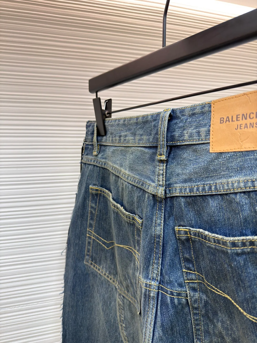 Balenciaga CUT-UP jeans ●Original version: Purchased and developed for 17900 ●Item number: 1681398-B85 ●Material: Denim denim fabric ●Technology: Ragged edge hanging process ●Color: blue ●Version: Fitted version ●Weight: about 1035 grams ●Size: S-M-L-XL ●Description: Retro fabric intertwined with customized cotton rhyme denim and phantom technology. Excellent texture and comfortable to the skin. The iconic blue denim is used as the base. The intertwined shades of blue are just like the traces of time. The trousers are boldly divided. Denim blocks of different shapes are reorganized in a unique splicing method and embellished with the Balenciaga logo. The ingenious embedding of sports stripes creates a conflicting and harmonious aesthetic. It blurs the boundaries between sports and fashion. Unique tailoring outlines a futuristic silhouette. The jeans are no longer limited to a single style positioning, showing a variety of wearing possibilities. Suits are worn for worry-free wear using imported machine embroidery technology. Use advanced computer control systems and precision mechanical components to achieve Balenciaga logo embroidery operations with high precision. The lines are smooth and delicate, and the hole-breaking technology is used to achieve the natural edge-burning effect through physical wear and friction on the edge. The combination of high-temperature steam and sanding paper removes fiber hairiness and color difference. It presents a unique hole and wear effect. Multiple sand scrubbers are used to rub the specific parts with a high-pressure spray gun to achieve a local gradient effect, and then through frosting technology. To create a unique texture pattern, the workmanship is extremely complex, time-consuming and labor-intensive, and the electrolytic deep blue ➕ stone grinding fermentation washing process prioritizes the use of electrochemical reactions to change the color of the fabric, and then mixes the fabric with abrasives through a grinder and cleans it with hot water to achieve a specific washing effect. The overall wiring is straight and delicate, the fabric is comfortable and soft, and the color is consistent without color difference. It can be matched with the same style to create a fashionable look and control various occasions. Customized accessories, complete with three standards, same style for men and women!