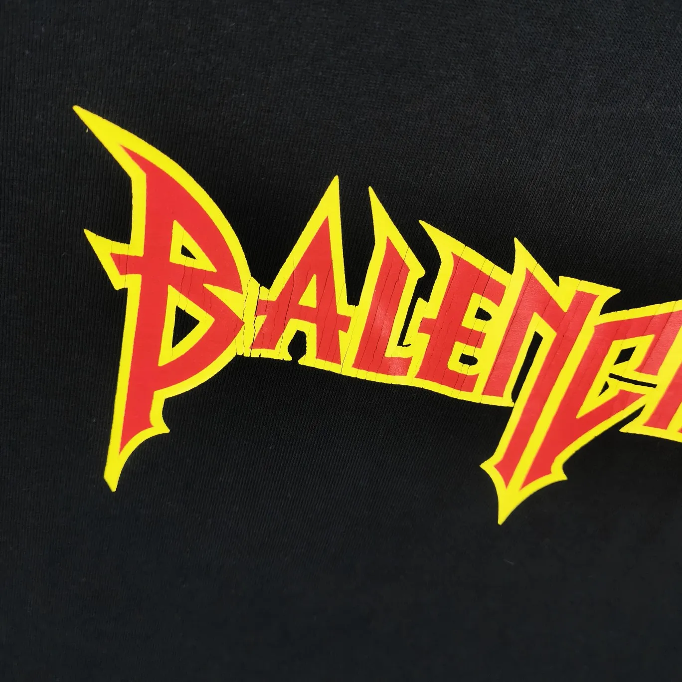 [New] The top tested version of BALENCIAGA Balenciaga's lightning flame burst pattern graffiti Xiao Yang's same model for male and female couple stars and the same style pure cotton short-sleeved T-shirt. The front panel is printed with glue bursting effect. It uses imported transparent slurry to scrape the bottom to make the printed cracks feel even. You don’t have to worry about it falling off, as long as it’s not violently machine washed (it’s no problem at all to wash and dry it). The hem is artificially embellished with hand-painted prints, creating a French messy graffiti style! All holes on the body are manually worn and positioned. The holes are even and won't affect the overall structure of the clothes, and they won't get bigger with washing! The fabric is made of 260g Odel pure cotton, brand new, washed, and labeled. zp consistent synchronization. Size: XS-L Color: Silver White Blue Black P: 280