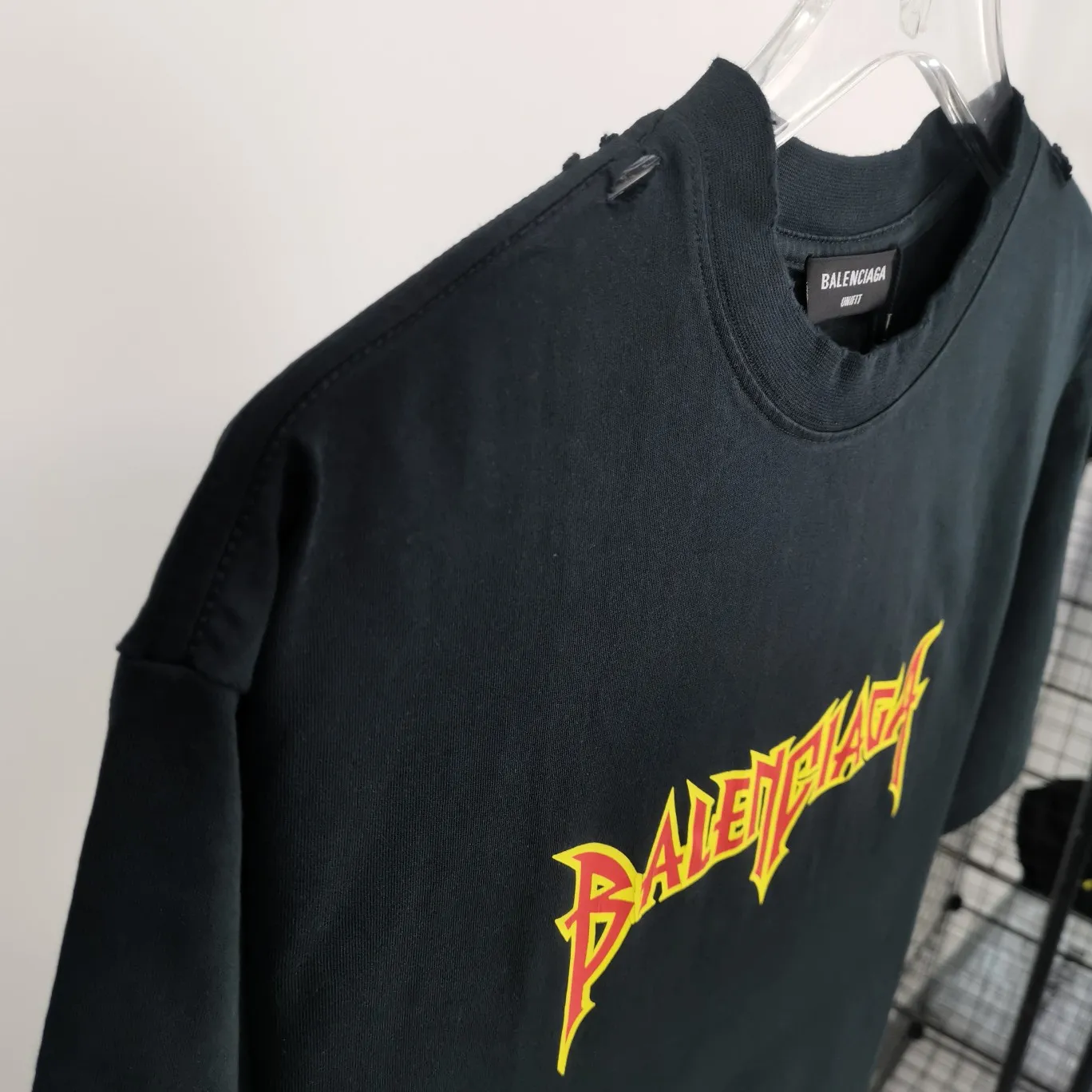 [New] The top tested version of BALENCIAGA Balenciaga's lightning flame burst pattern graffiti Xiao Yang's same model for male and female couple stars and the same style pure cotton short-sleeved T-shirt. The front panel is printed with glue bursting effect. It uses imported transparent slurry to scrape the bottom to make the printed cracks feel even. You don’t have to worry about it falling off, as long as it’s not violently machine washed (it’s no problem at all to wash and dry it). The hem is artificially embellished with hand-painted prints, creating a French messy graffiti style! All holes on the body are manually worn and positioned. The holes are even and won't affect the overall structure of the clothes, and they won't get bigger with washing! The fabric is made of 260g Odel pure cotton, brand new, washed, and labeled. zp consistent synchronization. Size: XS-L Color: Silver White Blue Black P: 280