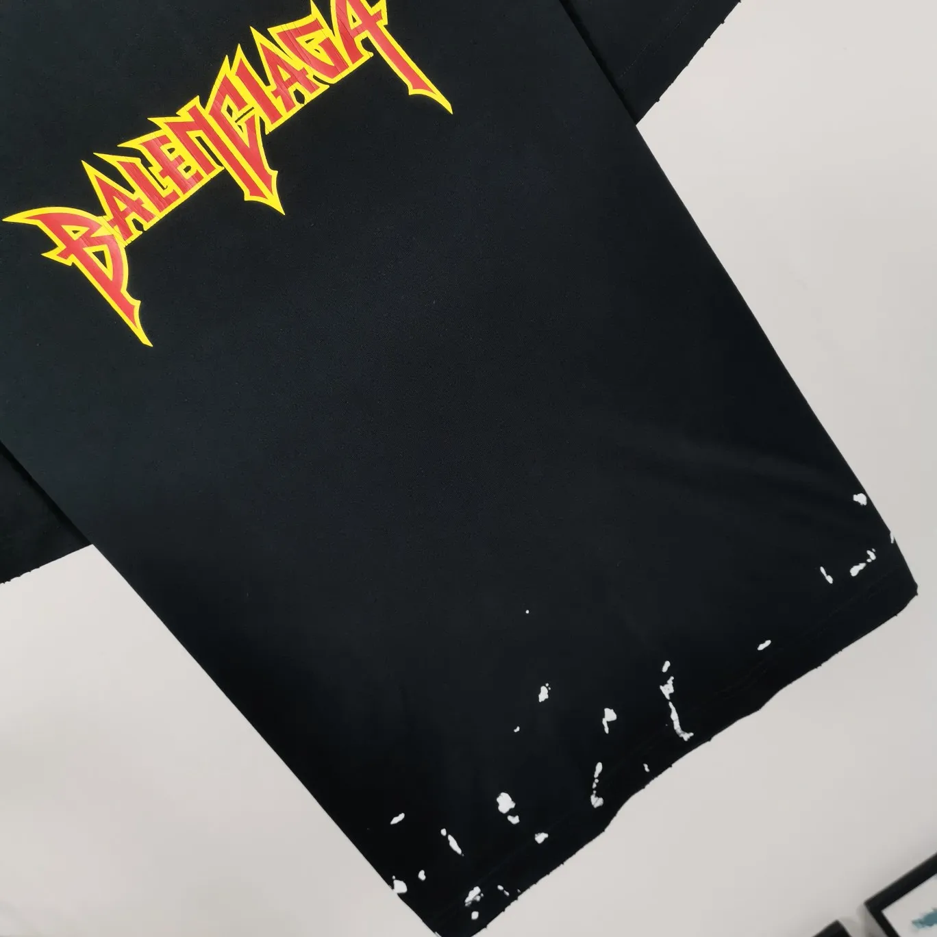 [New] The top tested version of BALENCIAGA Balenciaga's lightning flame burst pattern graffiti Xiao Yang's same model for male and female couple stars and the same style pure cotton short-sleeved T-shirt. The front panel is printed with glue bursting effect. It uses imported transparent slurry to scrape the bottom to make the printed cracks feel even. You don’t have to worry about it falling off, as long as it’s not violently machine washed (it’s no problem at all to wash and dry it). The hem is artificially embellished with hand-painted prints, creating a French messy graffiti style! All holes on the body are manually worn and positioned. The holes are even and won't affect the overall structure of the clothes, and they won't get bigger with washing! The fabric is made of 260g Odel pure cotton, brand new, washed, and labeled. zp consistent synchronization. Size: XS-L Color: Silver White Blue Black P: 280