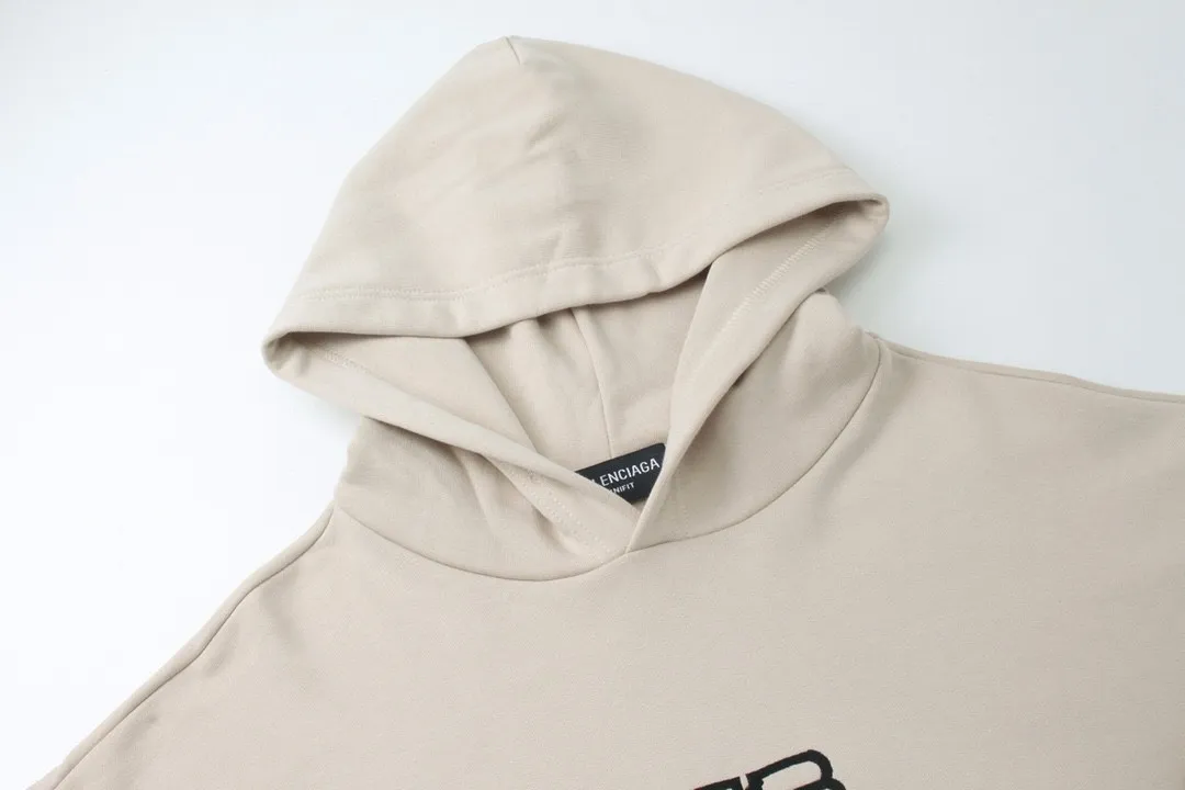 🅿️320 real photos [Top version. Official website quality] BALENCI*GA/Paris.BB embroidered hooded sweatshirt. Brick cabinet synchronization. The fabric is made of Paris ZP custom-woven and dyed 100% cotton double yarn compact cotton. The weight is 450 grams, the cloth surface is clean. The cloth pattern is clear, soft and comfortable, and the threads are dyed with no color difference. The classic patterns are embroidered using imported embroidery machines. The effect is three-dimensional. Restore the brick cabinet. Different market currencies. Welcome to compare. The version adopts the OS loose shoulder version. The same style for men and women. Code: BL238019 Color: washed black, beige size: XS S M L