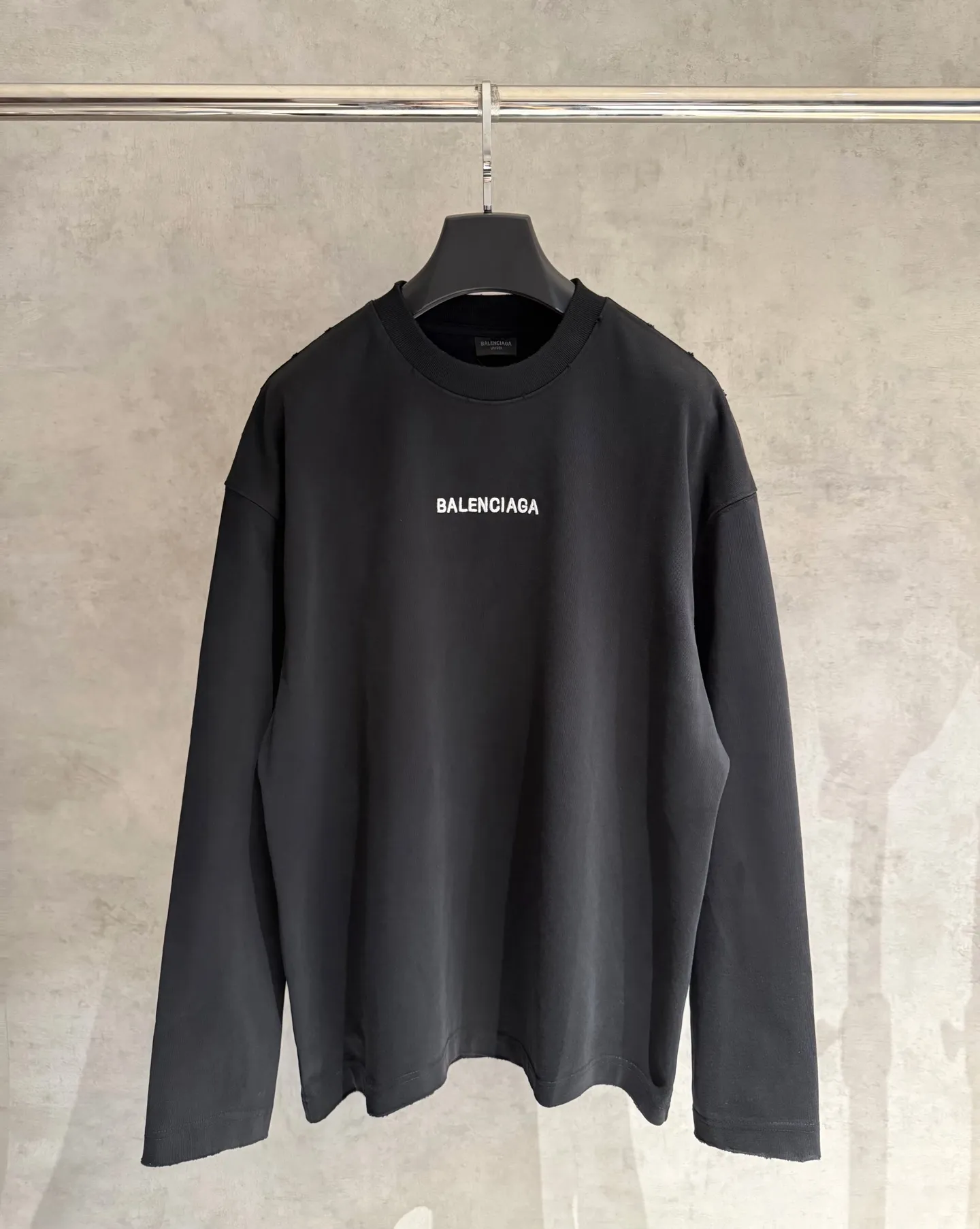 🅿️320 [Strict quality control] Balenciaga 25ss logo embroidered long-sleeved T-shirt. The fabric is made of custom-dyed 100% pure cotton double-ply fabric. 420g garment wash. Front and rear panel embroidery. Front panel post-garment washing process. Custom hardware. Thread. Accessories. Matching. Same style for men and women. Color: black/off-white/white. Size: M-2xl