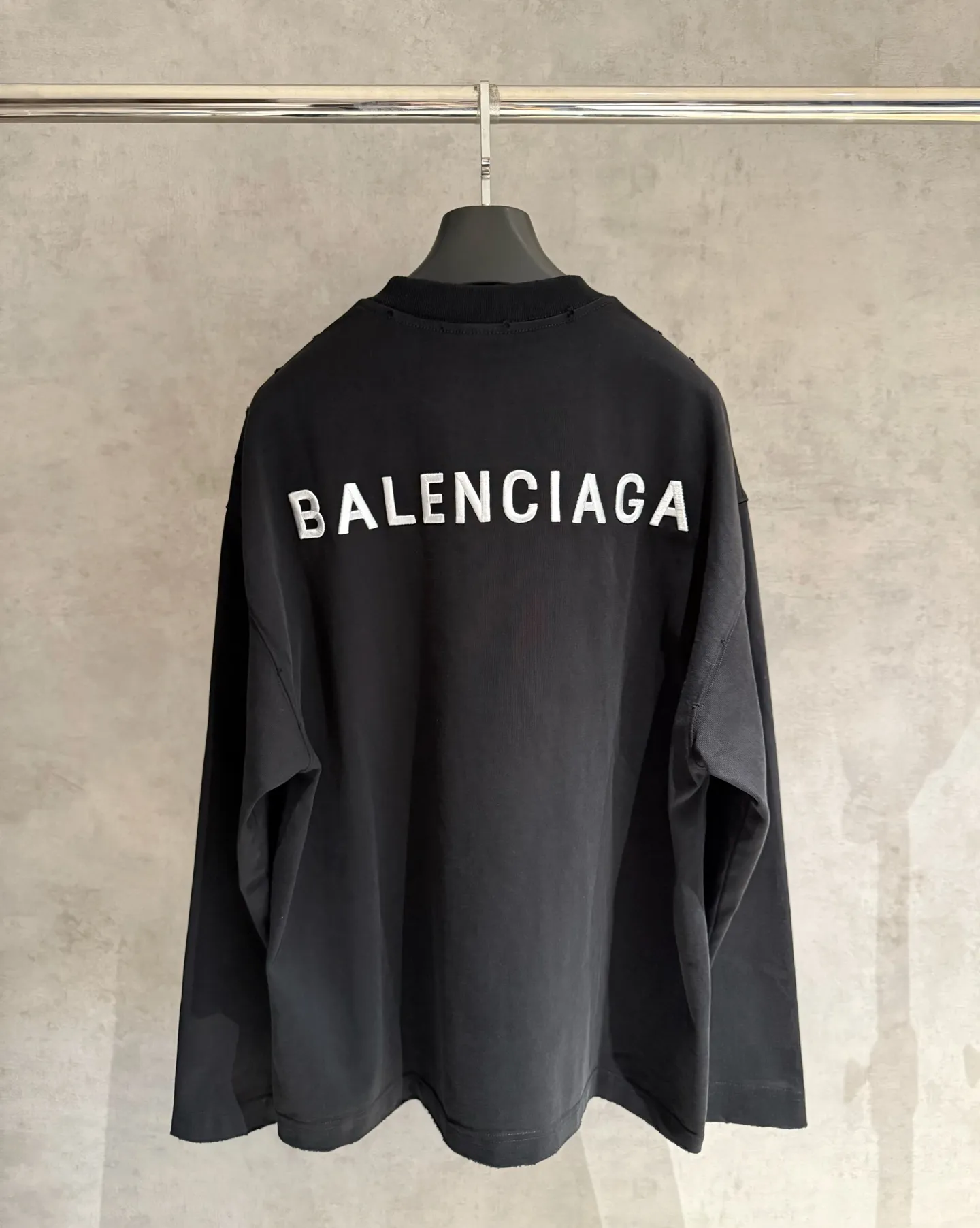 🅿️320 [Strict quality control] Balenciaga 25ss logo embroidered long-sleeved T-shirt. The fabric is made of custom-dyed 100% pure cotton double-ply fabric. 420g garment wash. Front and rear panel embroidery. Front panel post-garment washing process. Custom hardware. Thread. Accessories. Matching. Same style for men and women. Color: black/off-white/white. Size: M-2xl