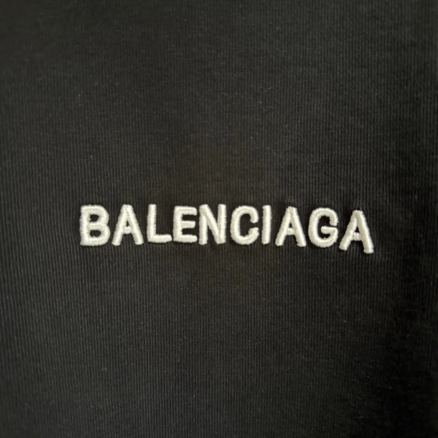 🅿️320 [Strict quality control] Balenciaga 25ss logo embroidered long-sleeved T-shirt. The fabric is made of custom-dyed 100% pure cotton double-ply fabric. 420g garment wash. Front and rear panel embroidery. Front panel post-garment washing process. Custom hardware. Thread. Accessories. Matching. Same style for men and women. Color: black/off-white/white. Size: M-2xl