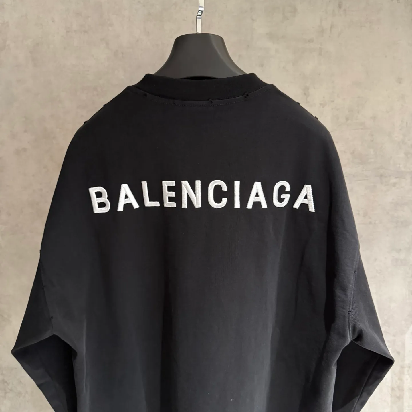 🅿️320 [Strict quality control] Balenciaga 25ss logo embroidered long-sleeved T-shirt. The fabric is made of custom-dyed 100% pure cotton double-ply fabric. 420g garment wash. Front and rear panel embroidery. Front panel post-garment washing process. Custom hardware. Thread. Accessories. Matching. Same style for men and women. Color: black/off-white/white. Size: M-2xl