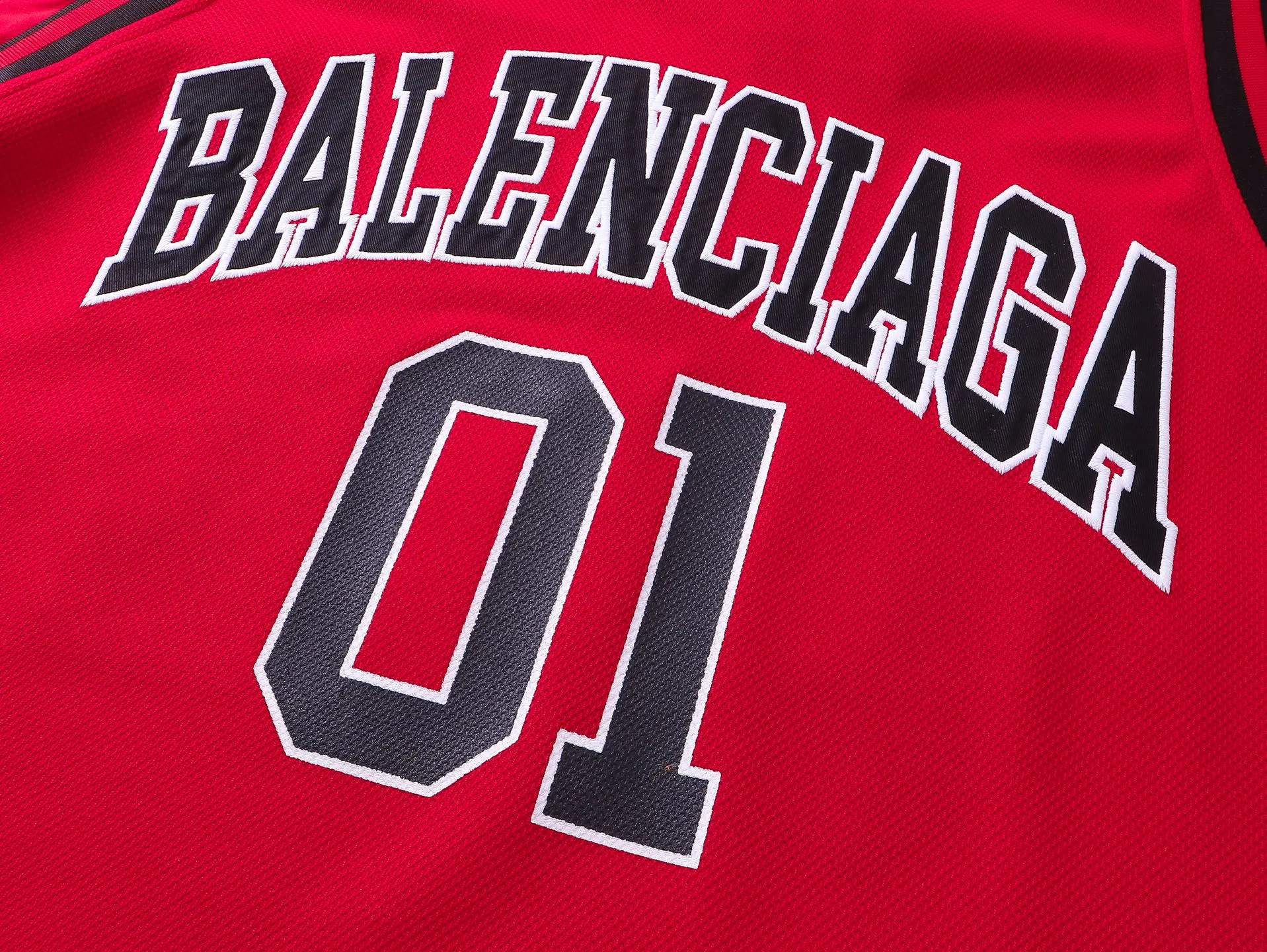 🅿️280 real photos [Top version. Official website quality] BALENCI*GA/Paris.SS25 latest basketball uniform fake 3-piece set of embroidered printed long-sleeved T-shirt. The vest is made of mesh. The front embroidery uses Tajima computer embroidery machine to patch embroidery and print, and the back piece is printed. Extra heavy craftsmanship. Brick cabinets are synchronized. Genuine products are developed at the first time. The fabric is made of Paris ZP custom-woven and dyed cotton double yarn. The weight is 260 grams, the cloth surface is clean, the cloth pattern is clear, soft and comfortable, and the vest is made of mesh. The threads are dyed with no color difference. The printing uses environmentally friendly imported materials, the letters are clear and the effect is three-dimensional. The version adopts OS loose shoulder design. Same style for men and women. Code: BL255089 Color: Cailan, red Size: XS S M L