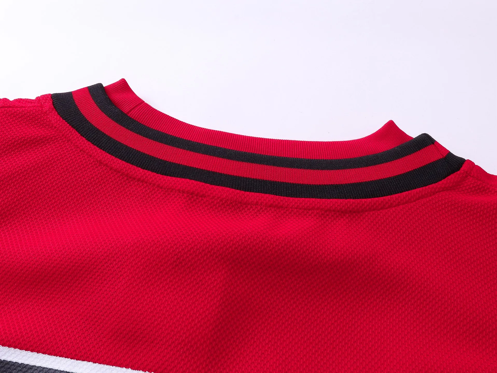 🅿️280 real photos [Top version. Official website quality] BALENCI*GA/Paris.SS25 latest basketball uniform fake 3-piece set of embroidered printed long-sleeved T-shirt. The vest is made of mesh. The front embroidery uses Tajima computer embroidery machine to patch embroidery and print, and the back piece is printed. Extra heavy craftsmanship. Brick cabinets are synchronized. Genuine products are developed at the first time. The fabric is made of Paris ZP custom-woven and dyed cotton double yarn. The weight is 260 grams, the cloth surface is clean, the cloth pattern is clear, soft and comfortable, and the vest is made of mesh. The threads are dyed with no color difference. The printing uses environmentally friendly imported materials, the letters are clear and the effect is three-dimensional. The version adopts OS loose shoulder design. Same style for men and women. Code: BL255089 Color: Cailan, red Size: XS S M L