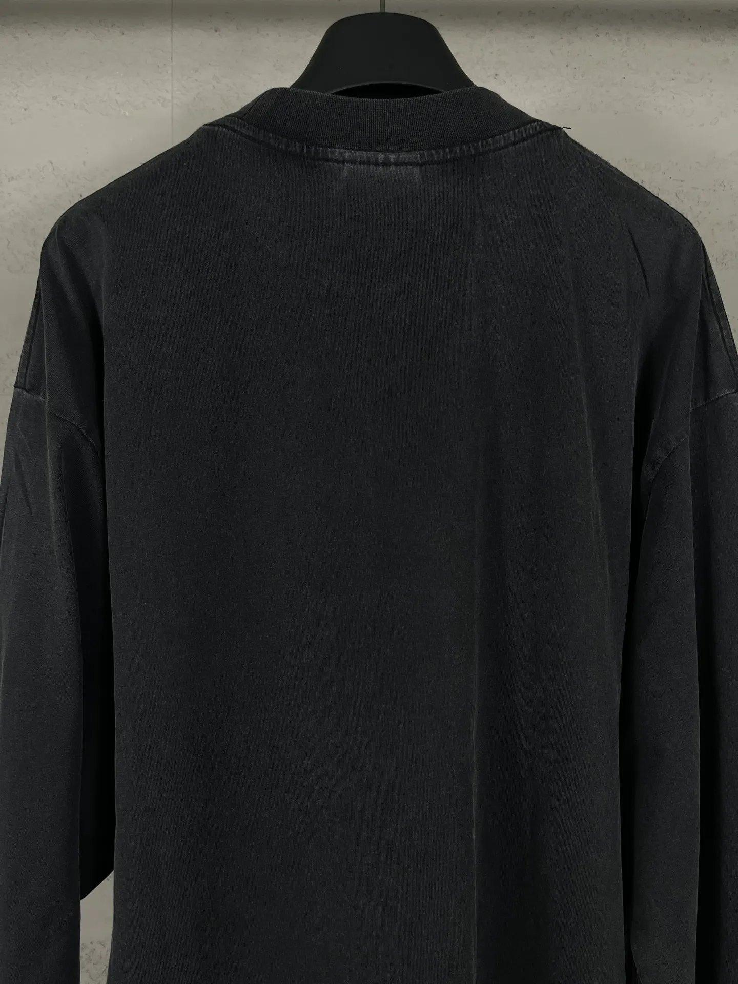 🅿️220 real photos [Top version. Official website quality] BALENCI*GA/Paris.SS25 latest model Georgian Tbilisi white ink direct-jet printing washed and worn long-sleeved T-shirt. Ready-made clothes washed and worn. Brick cabinets are synchronized. Genuine products are developed at the first time. The fabric is made of Paris ZP custom-woven and dyed cotton double yarn. Weighing 260 grams, the cloth surface is clean. The cloth pattern is clear, soft and comfortable. The threads are dyed with no color difference. The printing adopts computer direct printing, and the effect is three-dimensional. The version adopts OS loose shoulder design. Same style for men and women. Code: BL255070 Color: washed black Size: XS S M L