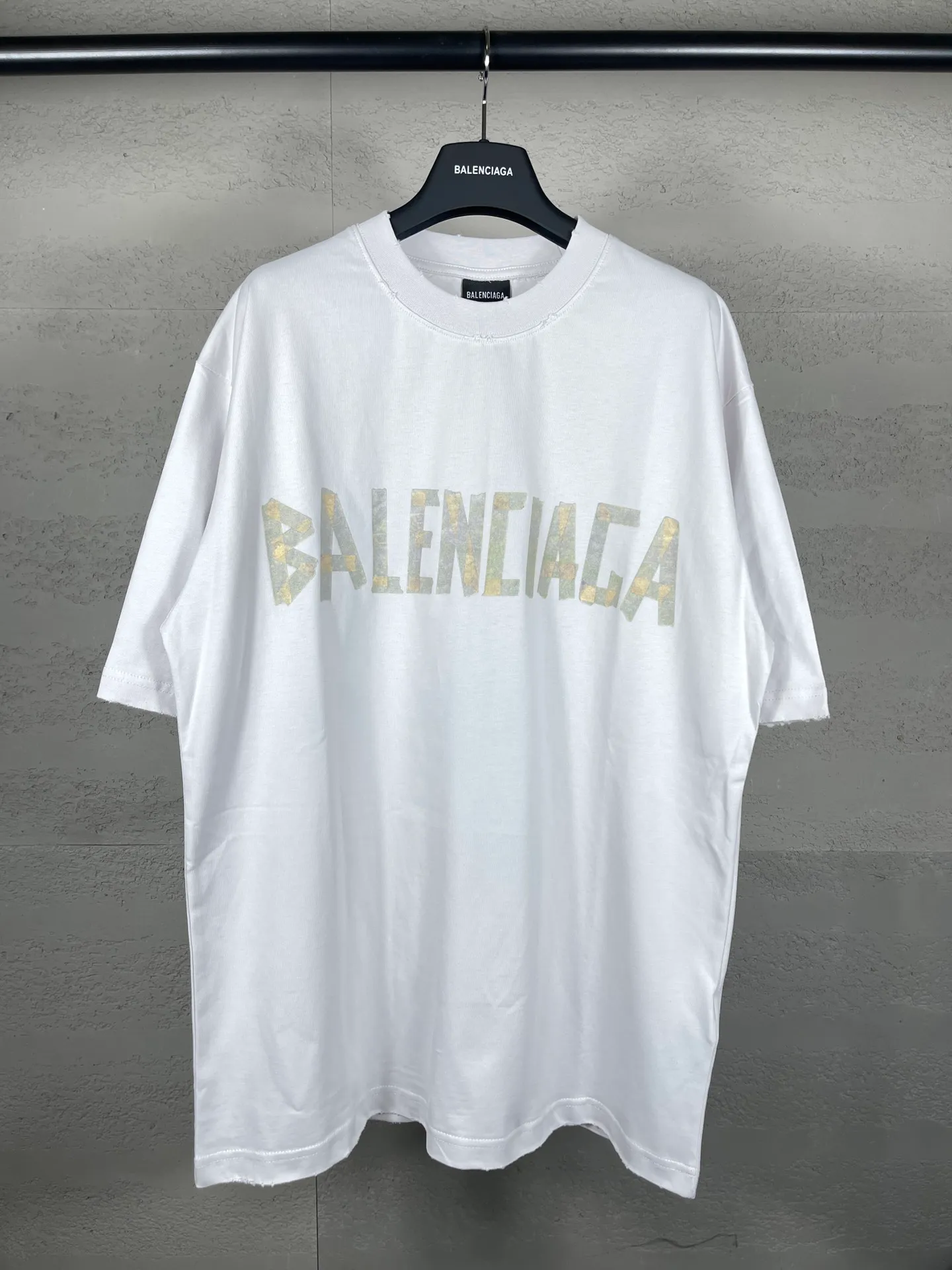 🅿️194 Real photos [Top version. Official website quality] BALENCI*GA/Paris. 23ss latest classic model. Tape pulp printing. Ready-to-wear washed and worn short-sleeved T-shirt. Brick cabinet synchronization. The fabric is made of Paris ZP custom-woven and dyed 100% cotton double yarn compact cotton. The weight is 260 grams, the cloth surface is clean. The cloth pattern is clear, soft and comfortable, and the thread is dyed with no color difference. The classic pattern is printed with environmentally friendly imported materials, and the tape pattern is glued. The letters are clear and the effect is three-dimensional. Restored brick cabinet. The garments were washed and aged, and polished by many hands. Produced by ultra-heavy craftsmanship, the market currency is very different, welcome to compare.                                 Note⚠️ZP is made of iron gray garments that are washed and distressed. Pay attention to the big difference! Welcome to compare! The version adopts OS loose shoulder version. The same style for men and women. Code: BL223089 Color: iron gray, white, fluorescent green, gray blue, coffee color, fog blue, beige gray, burgundy, green, floral gray Size: XS S M L